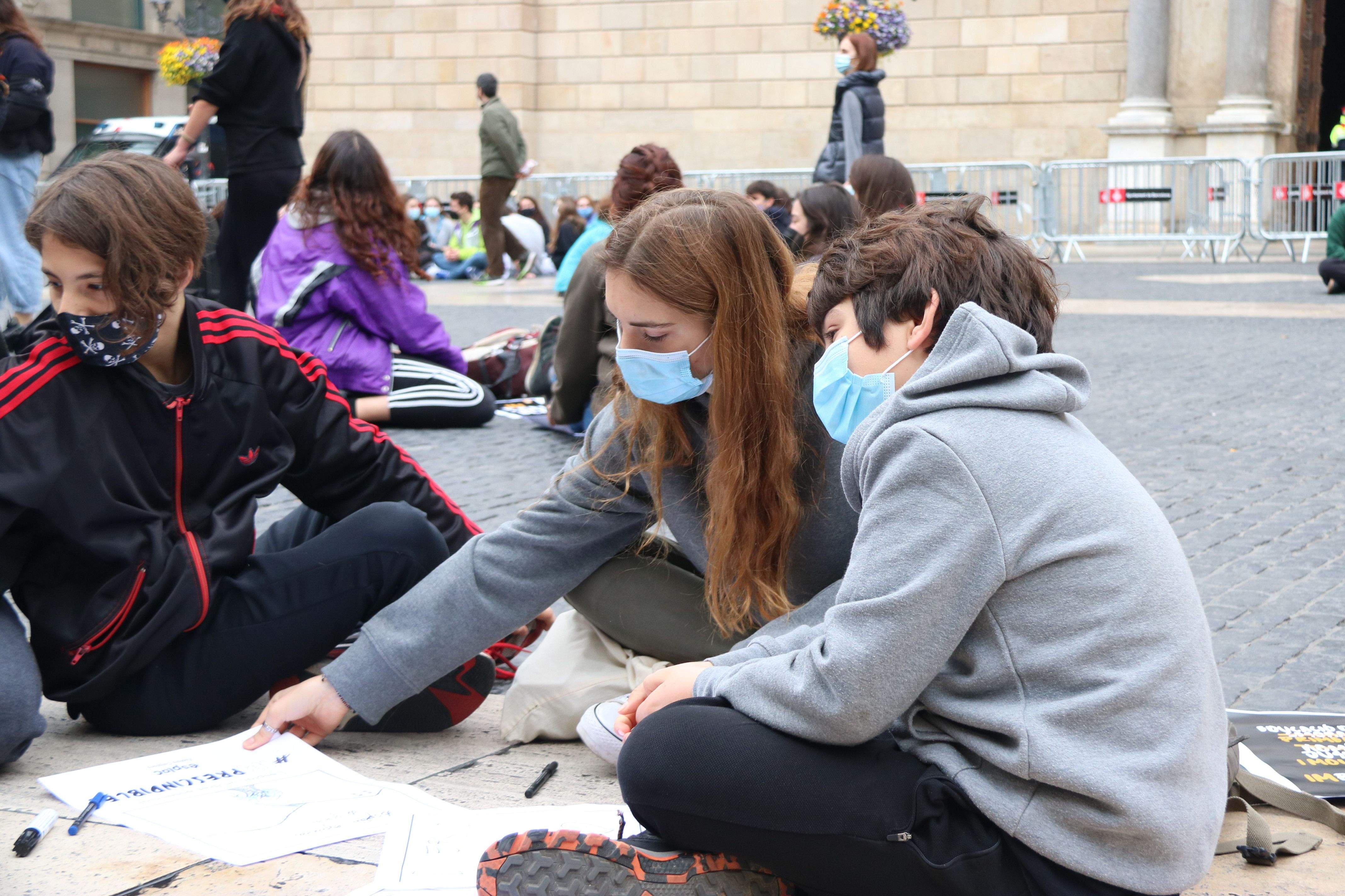 Joves, dones i treballadors essencials, els col·lectius amb més efectes emocionals per la Covid-19. FOTO: Carola López / ACN