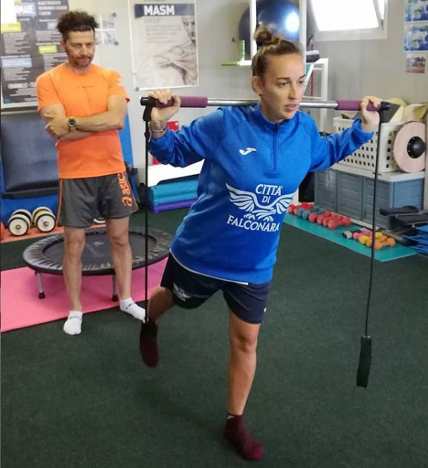 Nona fent exercicis de recuperació després de la seva lesió de genoll Nona fent exercicis de recuperació després de la seva lesió de genoll