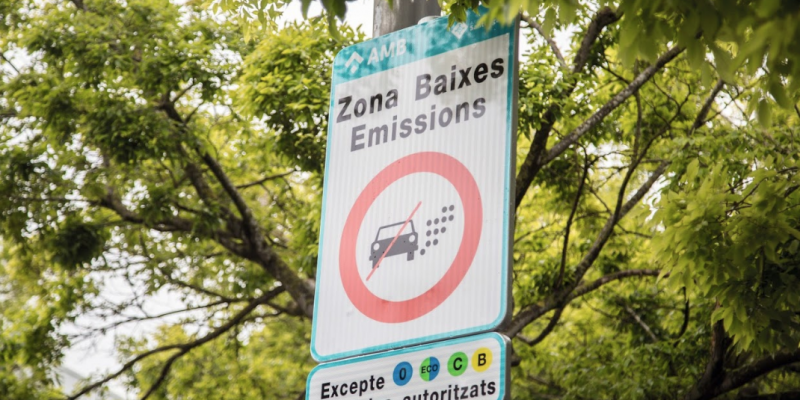 Cartell de Zona de Baixes Emissions (ZBE) al municipi veí de Sant Cugat. FOTO: Àngel Bravo
