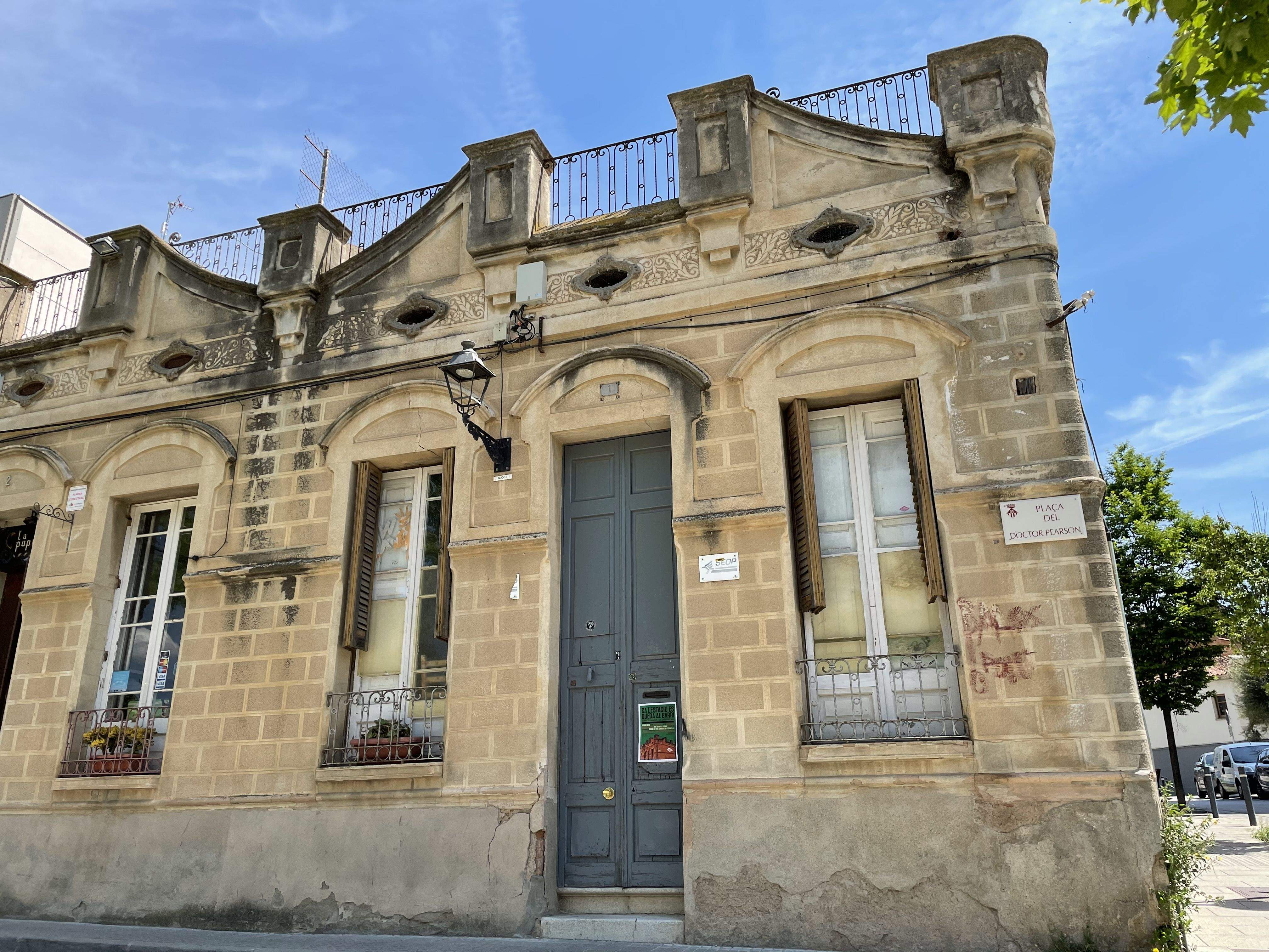 La finca de Ca l'Estació està a la cantonada de la plaça Pearson amb el carrer Abat Escarré. FOTO: NHS