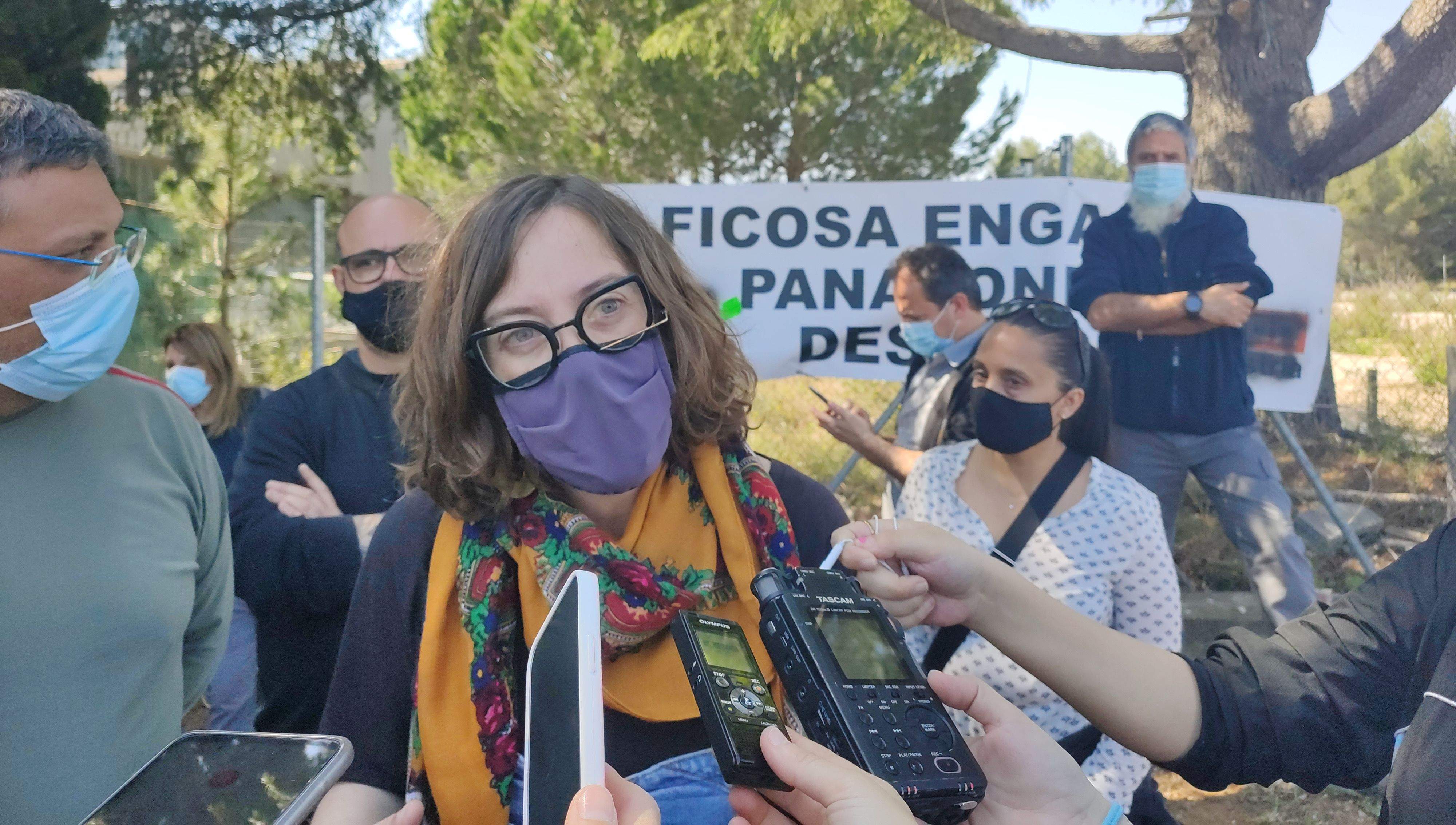 Eulàlia Reguant, representant de la CUP, amb treballadors de Rubí a Ficosa, en roda de premsa aquest dimecres. FOTO: Redacció 