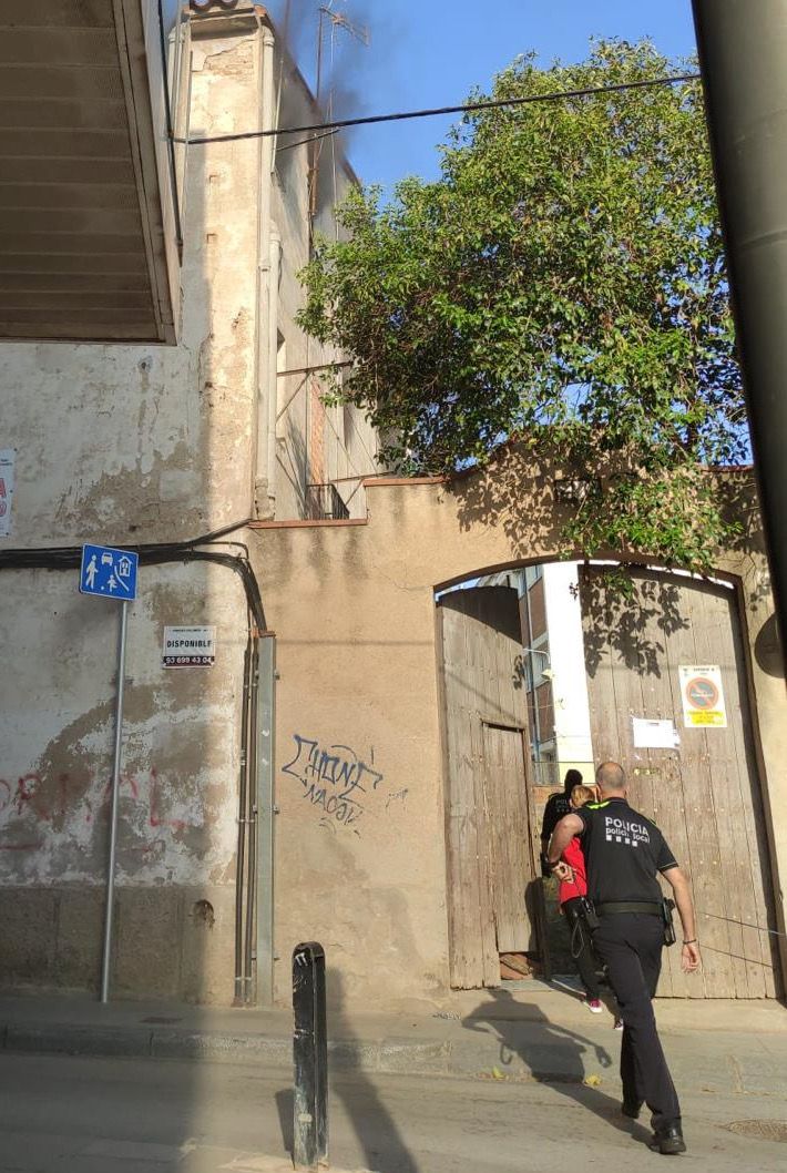 S'han necessitat quatre dotacions de Bombers per apagar l'incendi. FOTO: Cedida