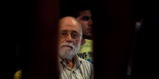 Fotograma del documental que retrata la vida d'Arcadi Oliveres