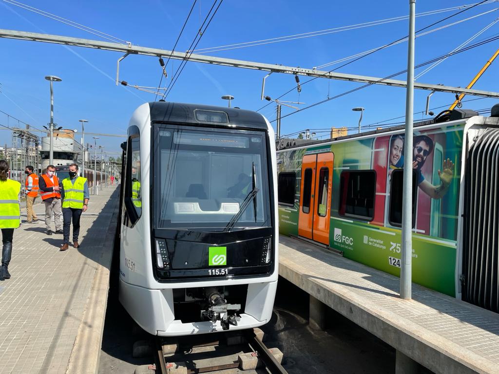 Exterior del nou tren de Ferrocarrils als tallers de Rubí. FOTO: N. Hueso