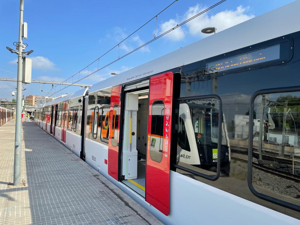 Exterior del nou tren de Ferrocarrils als tallers de Rubí. FOTO: N. Hueso