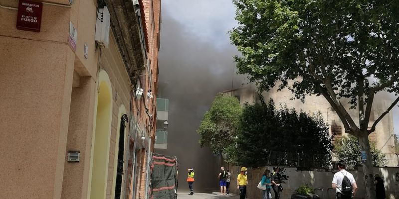 Fumera sortint del casalot en el segon incendi. FOTO: Cedida