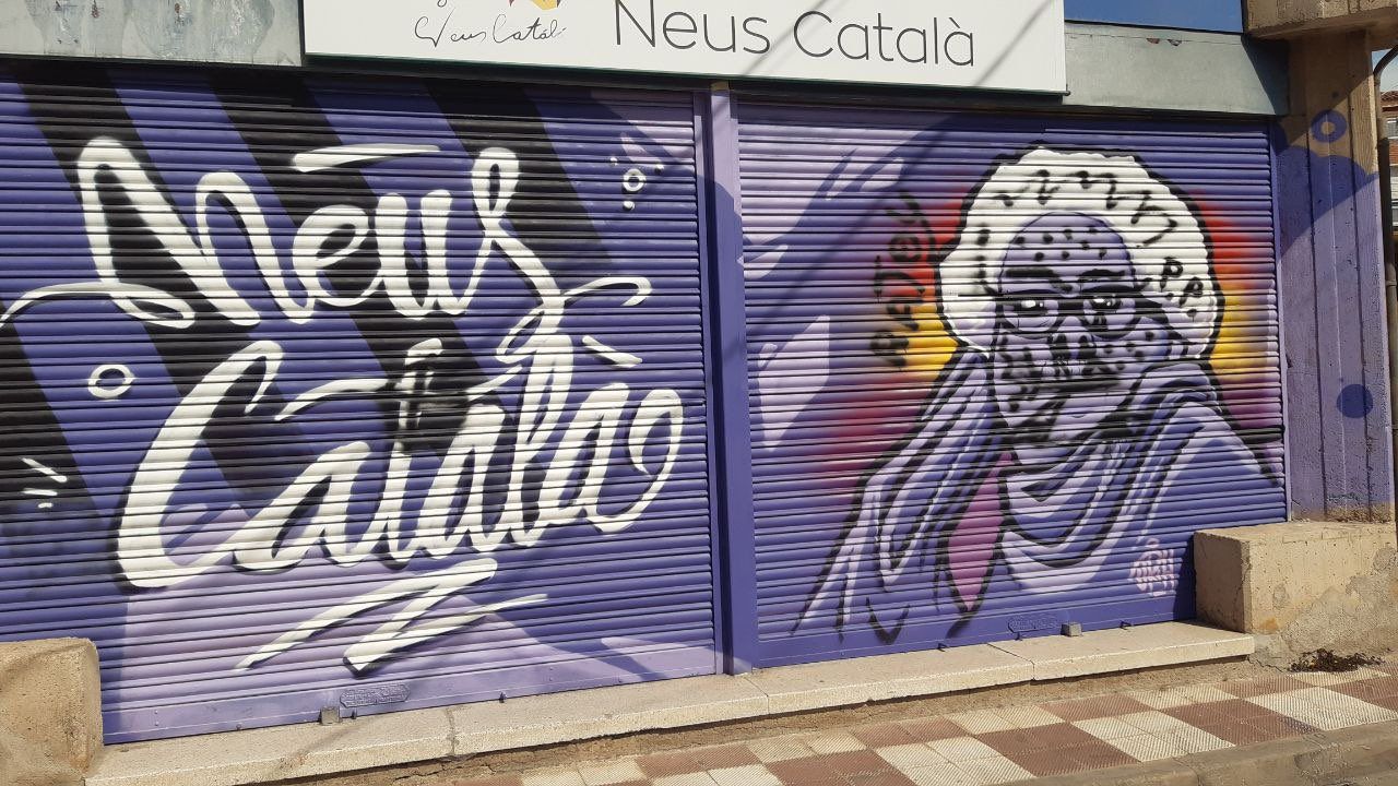Guixades sobre el rostre que representa la figura de l'activista Neus Català. FONT: Twitter Sala Neus Català