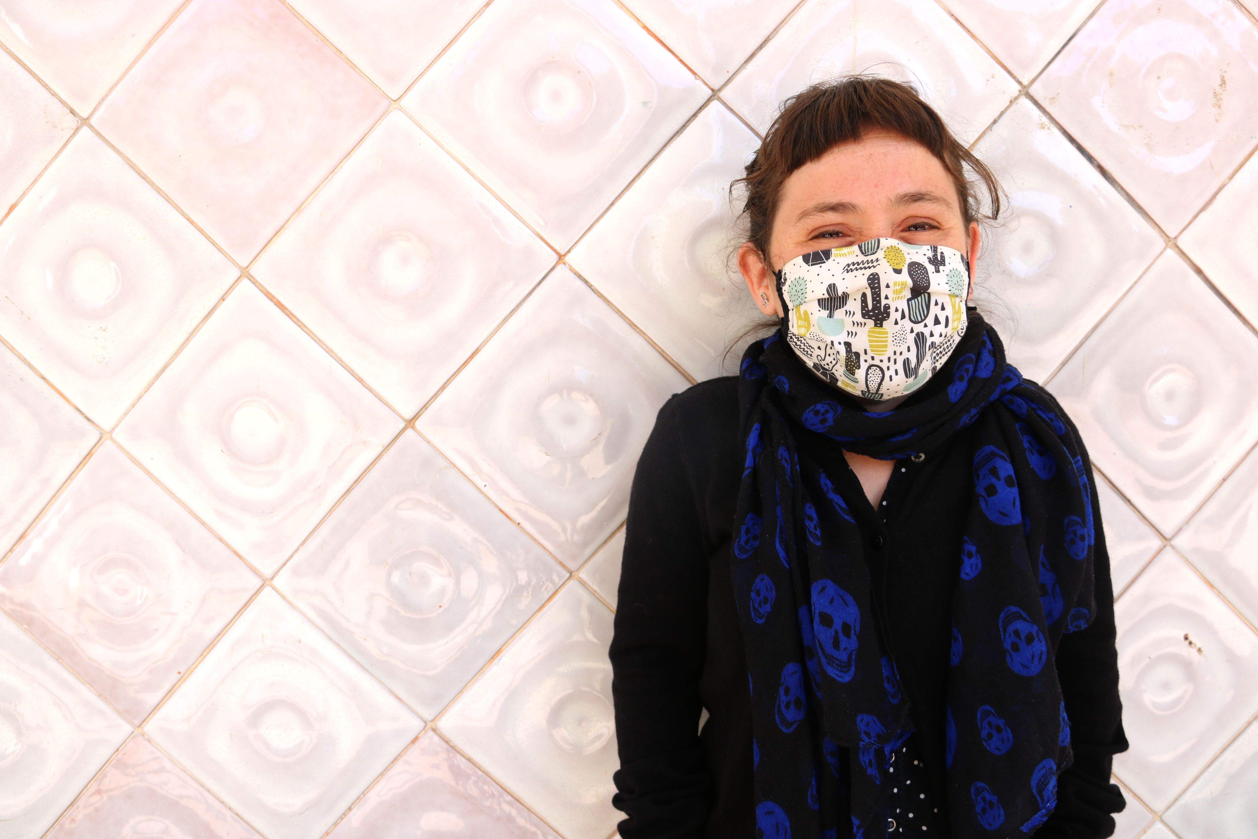 Persones amb malalties minoritàries lamenten quedar fora dels plans de vacunació. Eva Celebrovsky, que pateix displàsia geleofísica. FOTO: ACN / Albert Segura Lorrio 