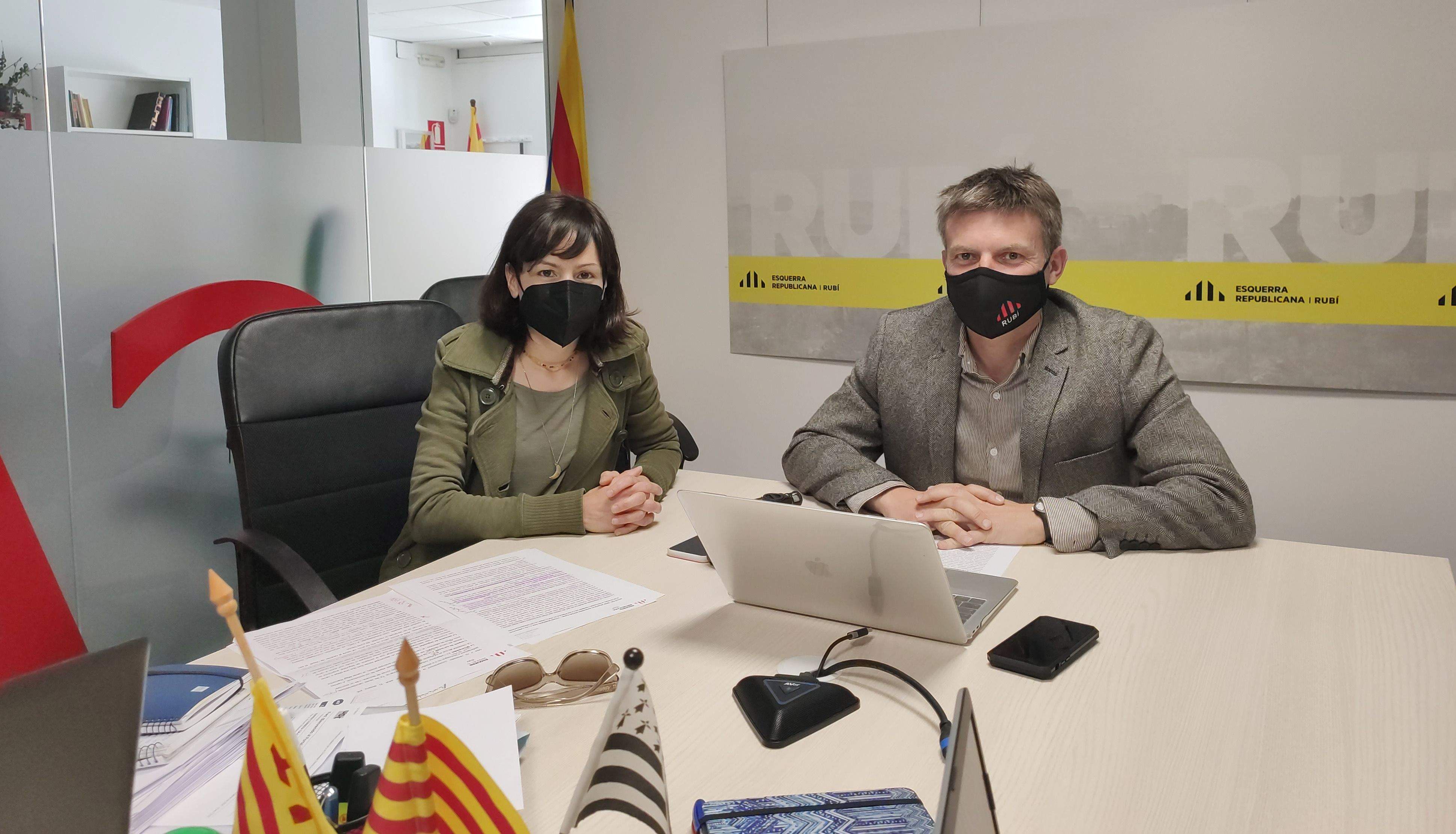 La regidora Montse Soler, i el portaveu d'ERC Rubí, Xavier Corbera, en roda de premsa. FOTO: Redacció La regidora Montse Soler, i el portaveu d'ERC Rubí, Xavier Corbera, en roda de premsa. FOTO: Redacció