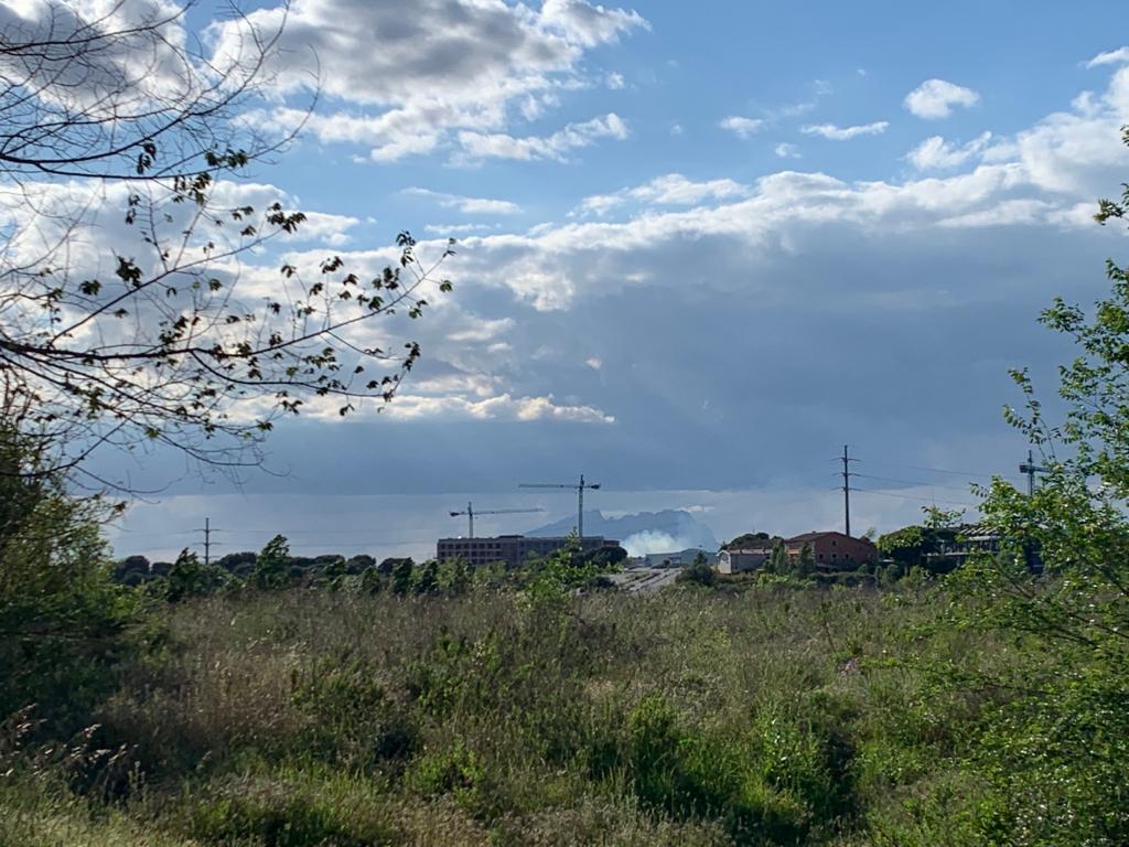 Crema de matolls en una nau abandonada de Rubí. FOTO: Redacció
