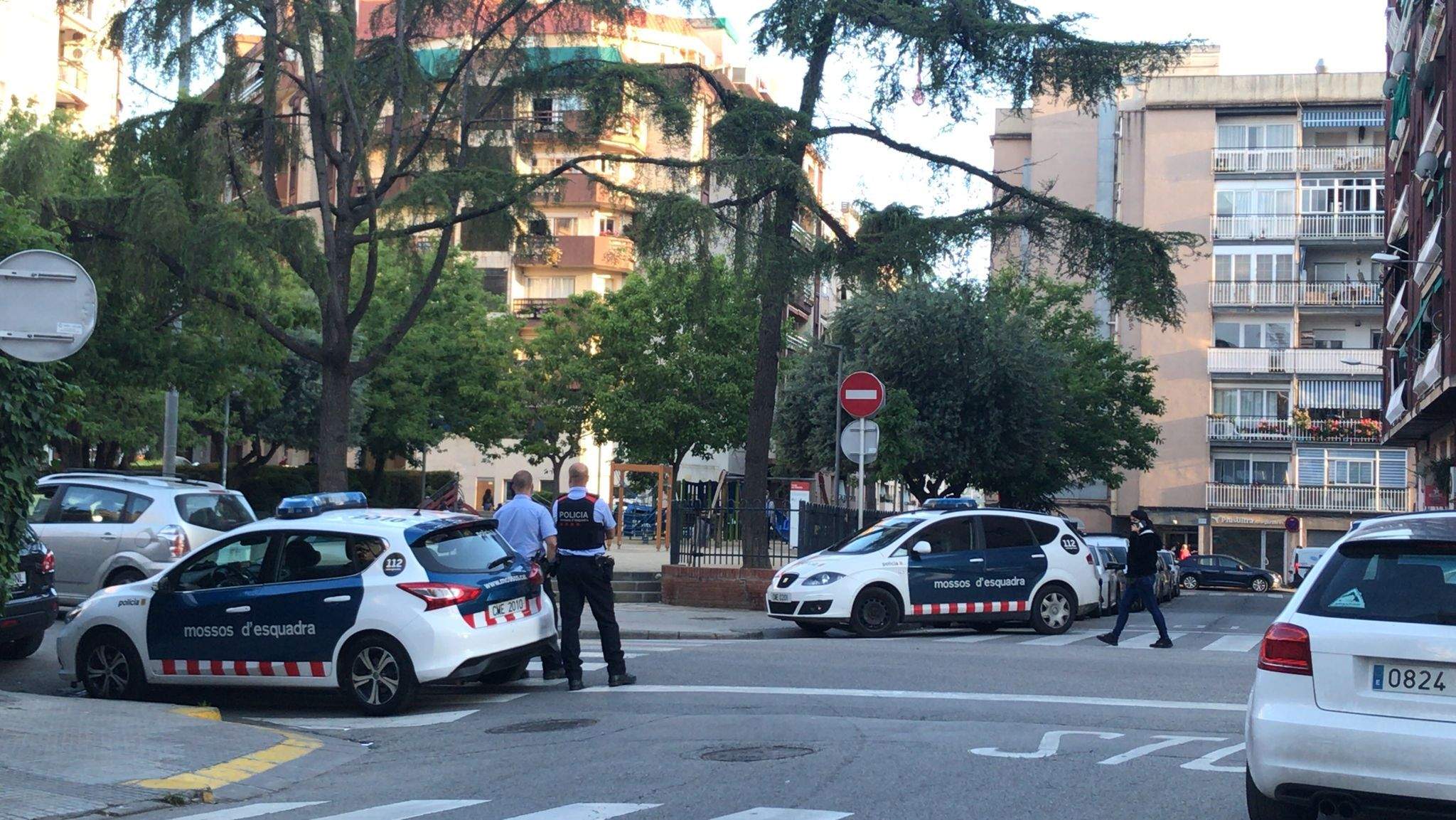 Patrulles de Mossos d'Esquadra aquest dilluns a la tarda a la plaça del Progrés. FOTO: Andrea Martínez Patrulles de Mossos d'Esquadra aquest dilluns a la tarda a la plaça del Progrés. FOTO: Andrea Martínez