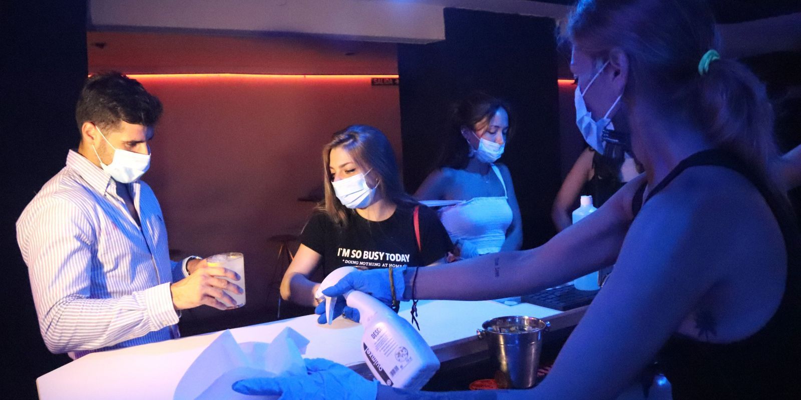 Joves gaudint de l'oci nocturn en una pista de ball perimetrada i sense poder consumir. FOTO: ACN