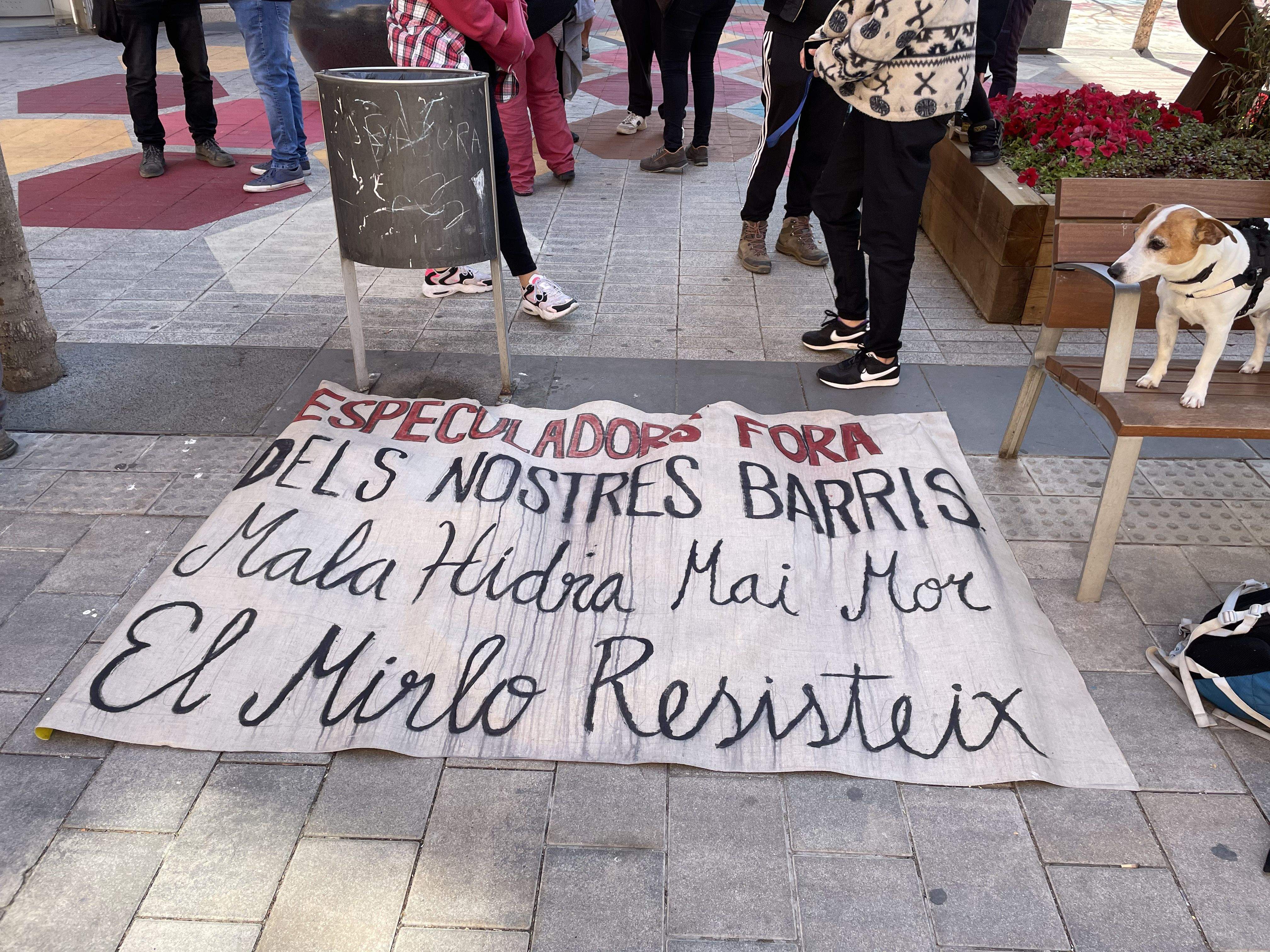 Pancarta davant dels jutjats de Rubí durant la vista per al desallotjament de La Hidra i l'hort comunitari El Mirlo. FOTO: Redacció Pancarta davant dels jutjats de Rubí durant la vista per al desallotjament de La Hidra i l'hort comunitari El Mirlo. FOTO: Redacció