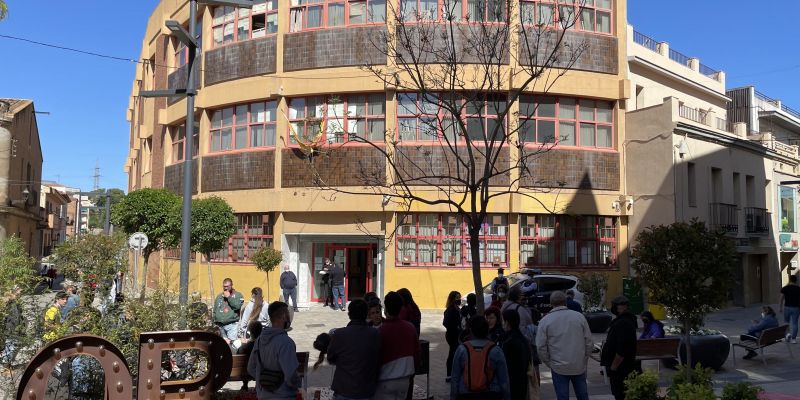 Persones concentrades davant dels jutjats de Rubí aquest dijous al matí com a mostra de suport en el judici de desallotjament de La Hidra. FOTO: Redacció Persones concentrades davant dels jutjats de Rubí aquest dijous al matí com a mostra de suport en el judici de desallotjament de La Hidra. FOTO: Redacció