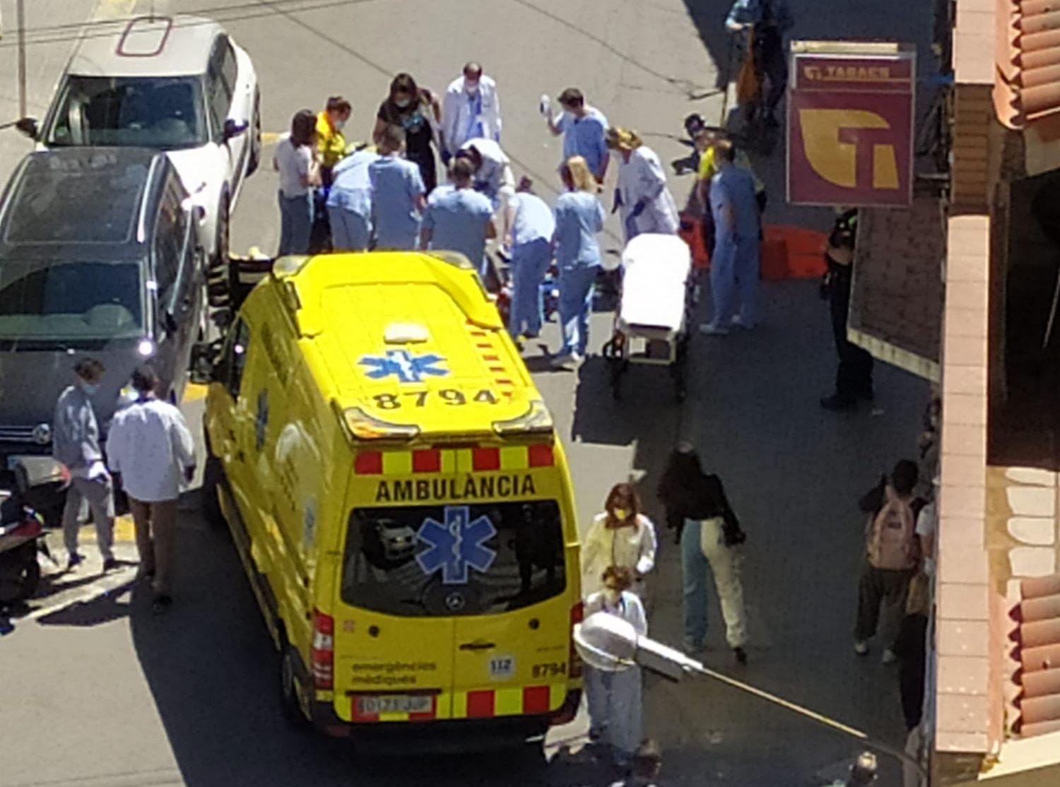 una ambulància, la Policia local i Mossos d'Esquadra s'han desplaçat fins al lloc dels fets. FOTO: Cedida