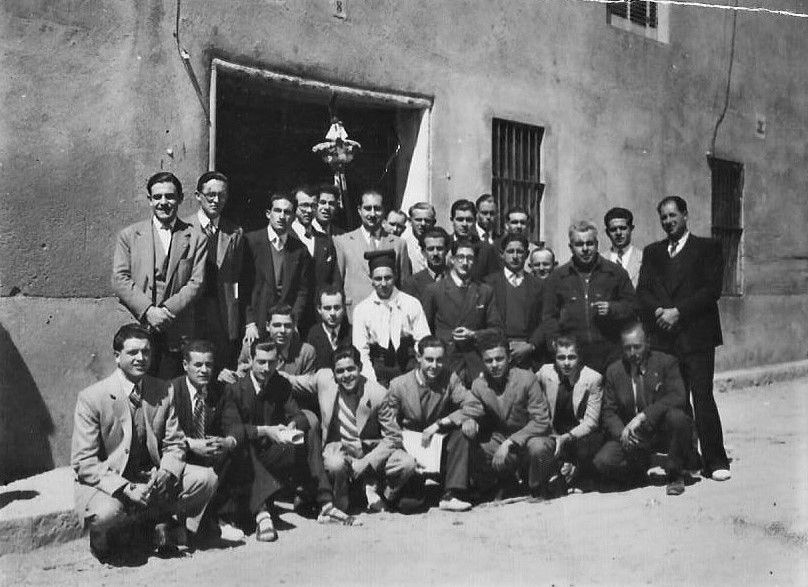 Coral Sant Pere, 1947, amb el mestre Rusiñol. FOTO: Família Rosell Mumany