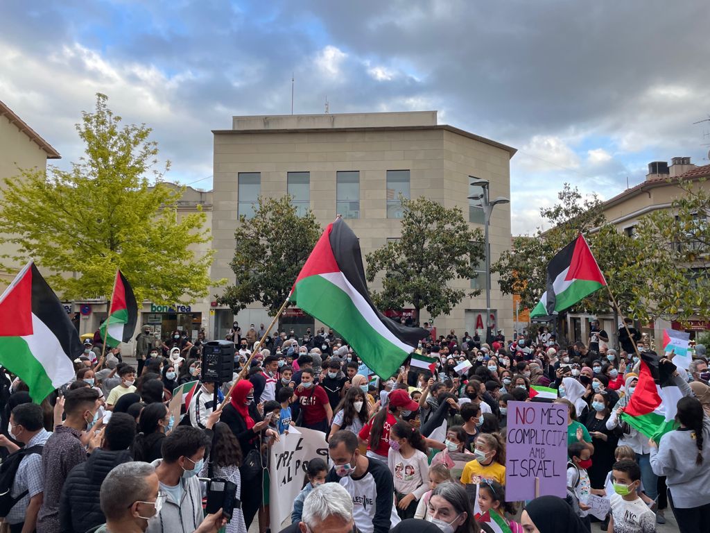 Multitudinària concentració a Rubí per denunciar la violència d’Israel contra Palestina. FOTO: NHS Multitudinària concentració a Rubí per denunciar la violència d’Israel contra Palestina. FOTO: NHS