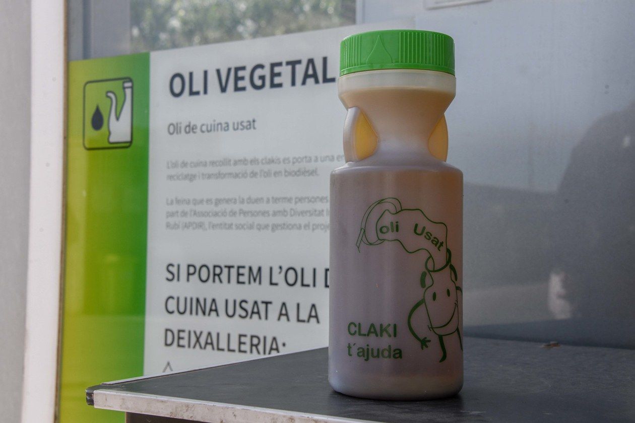 Cada litre d’oli pot arribar a contaminar 10.000 litres d’aigua. FOTO: Ajuntament de Rubí – Localpres