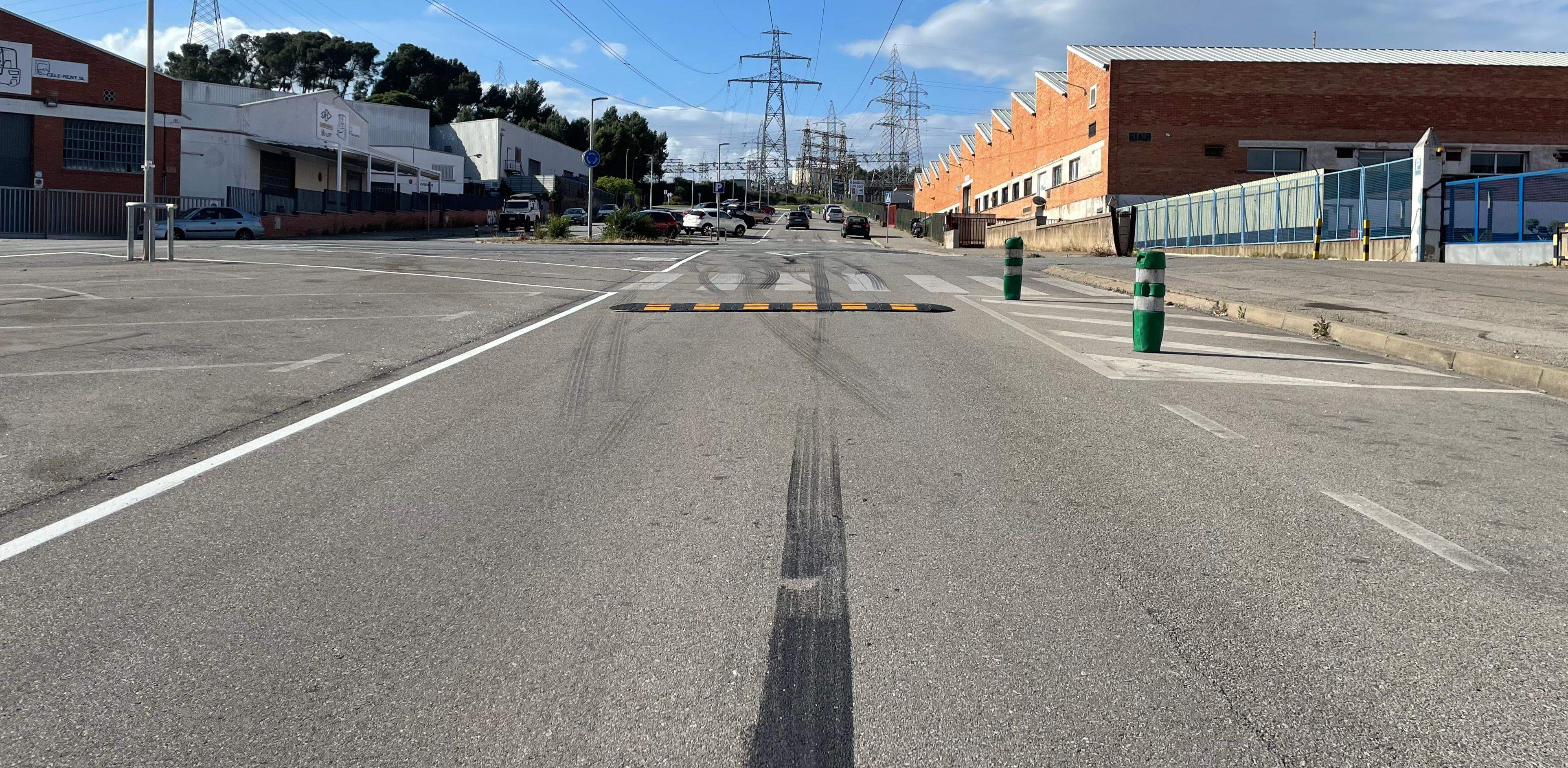 Un dels reductors de velocitat col·locats al carrer del compositor Wagner. FOTO: NHS