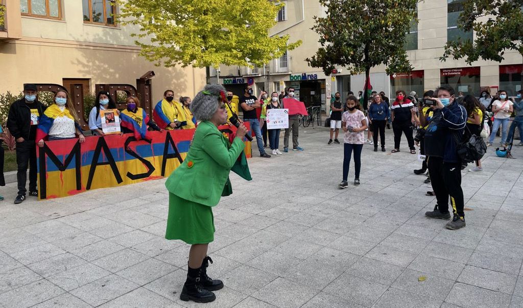 La pallassa activista Abuela Verde Esperanza durant el seu parlament sobre Colòmbia i Palestina a la plaça Pere Aguilera de Rubí. FOTO: NHS