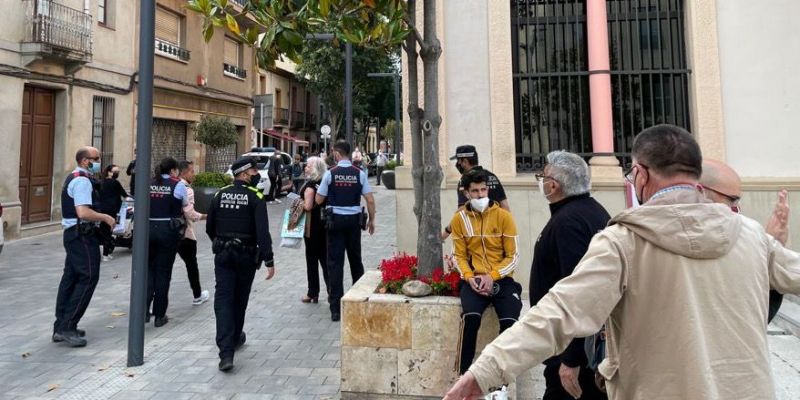 Agents policials han apartat una dona que s'ha encarat amb els manifestants. FOTO: NHS Agents policials han apartat una dona que s'ha encarat amb els manifestants. FOTO: NHS