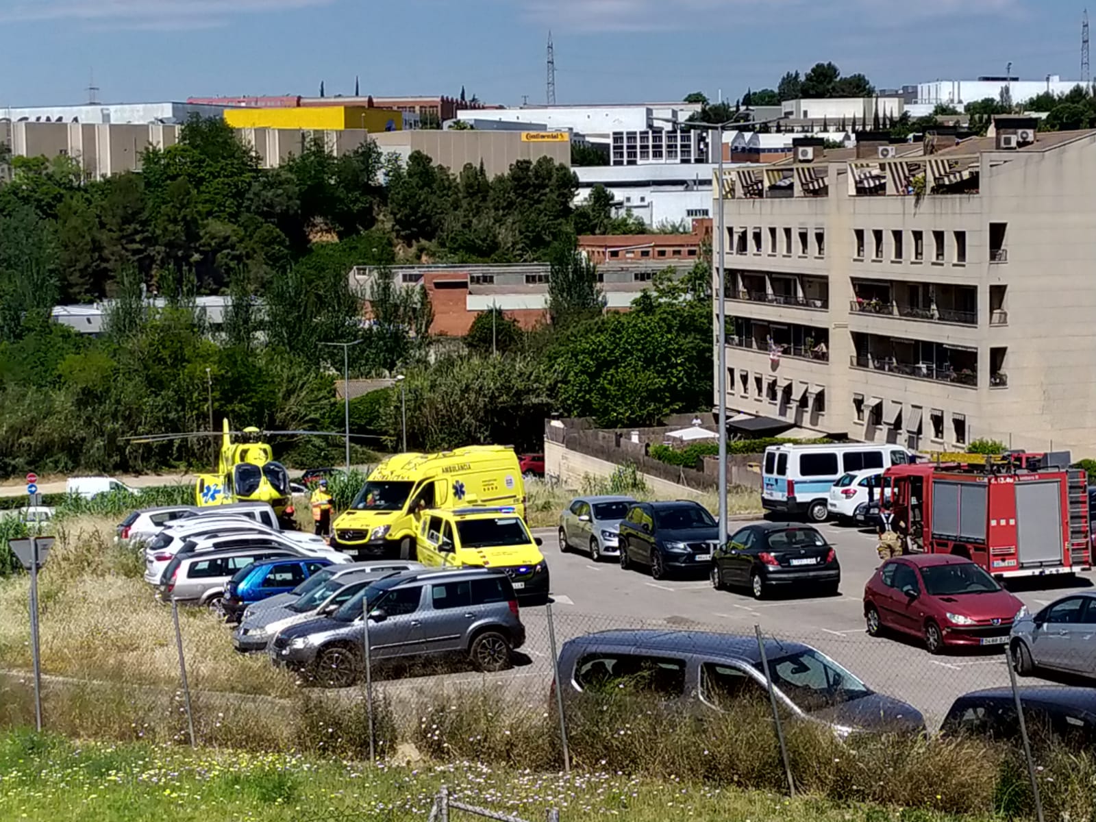 Trasllat en helicòpter d'un home que ha patit un accident amb el patinet a Rubí. FOTO: Cedida Trasllat en helicòpter d'un home que ha patit un accident amb el patinet a Rubí. FOTO: Cedida