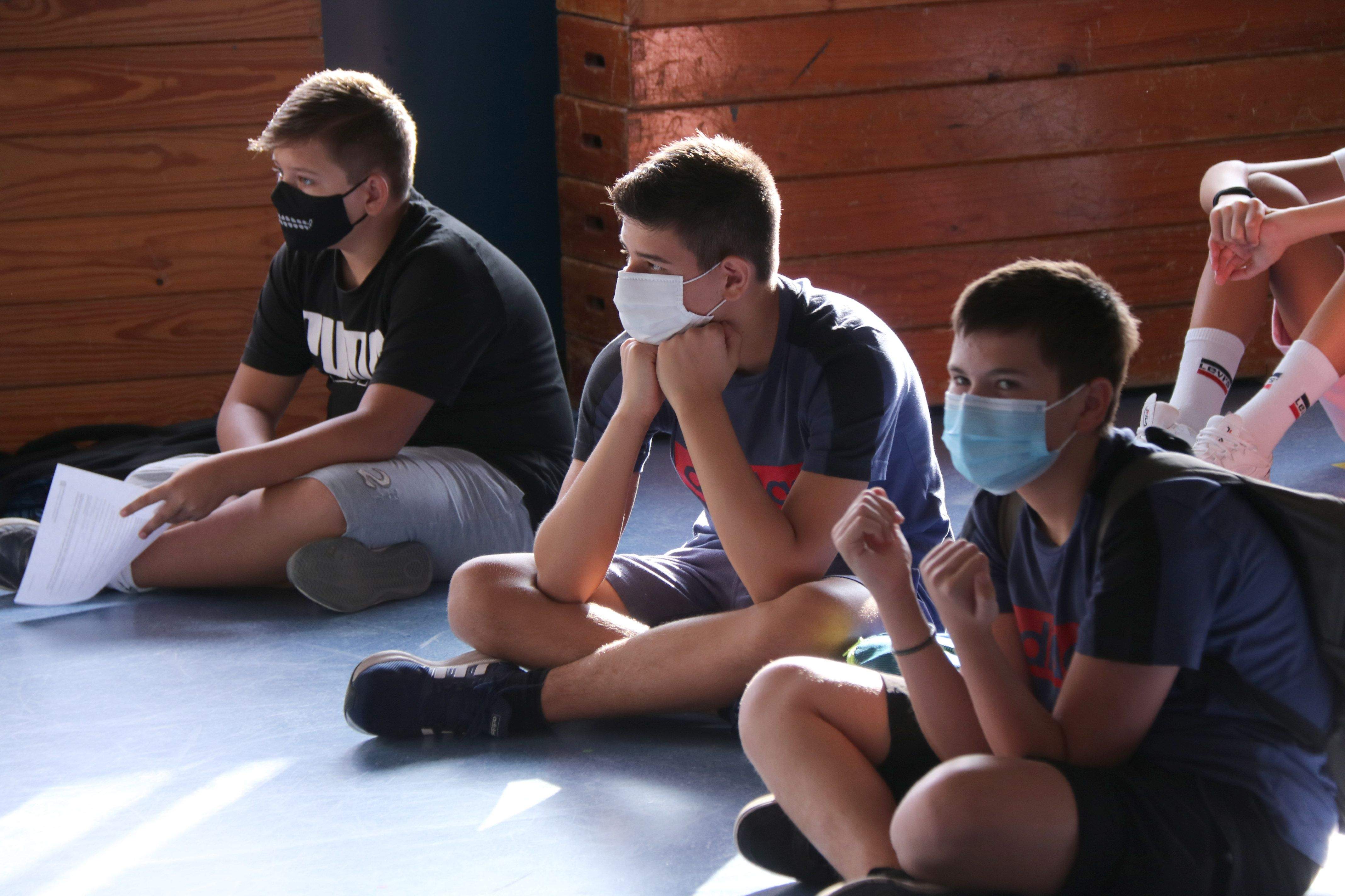 Tres adolescents amb mascareta. FOTO: ACN