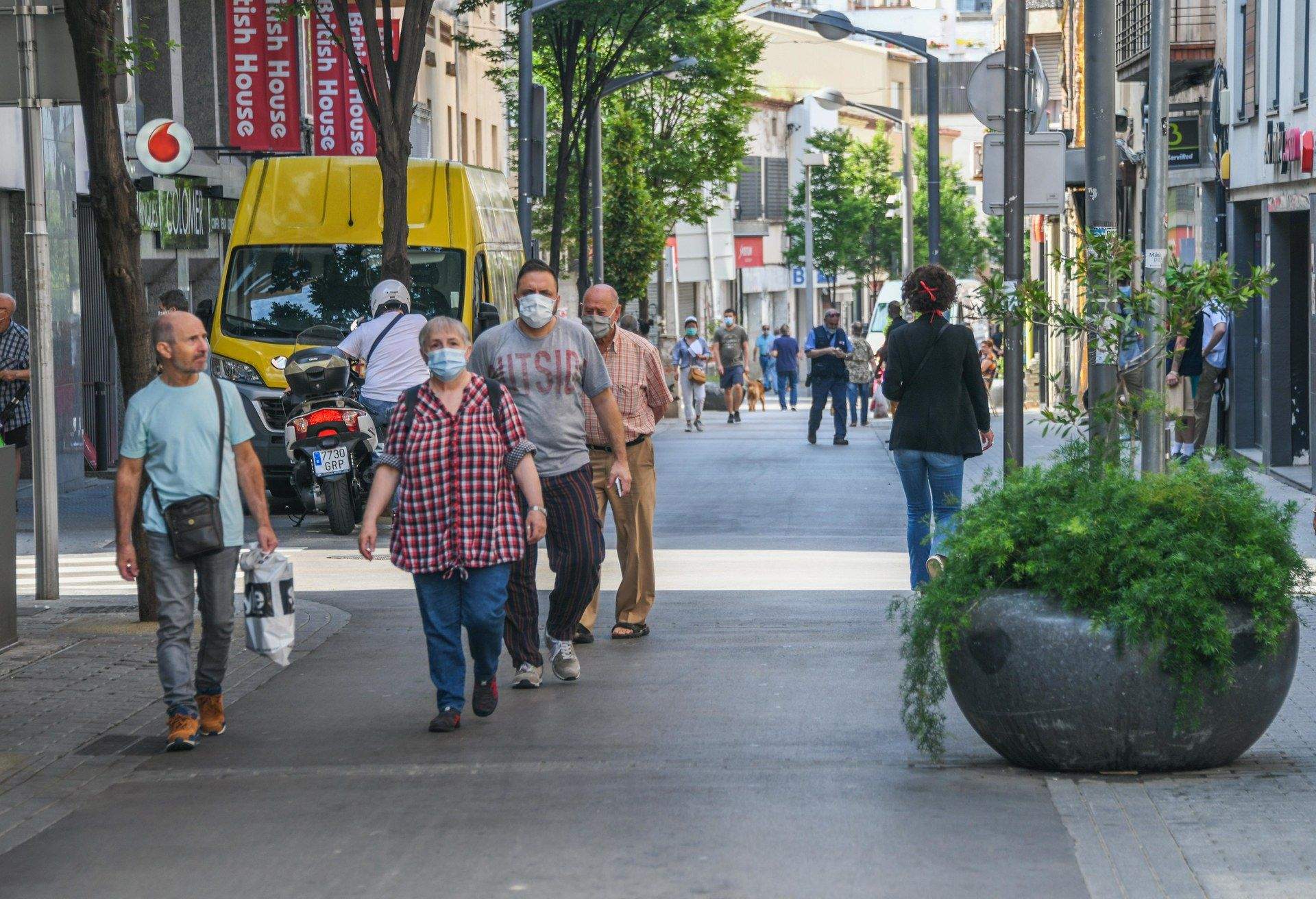Vianants per l'eix comercial de Rubí. FOTO: Ajuntament de Rubí-Localpress