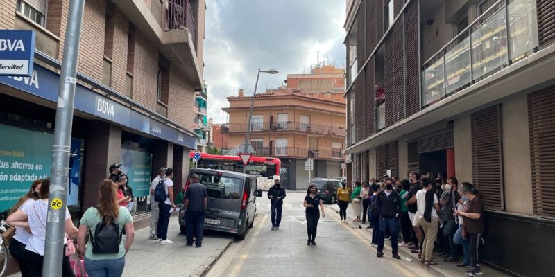 Una furgoneta amb planxes de ferro ha aparcat davant de l'entrada de l'edifici a l'hora prevista per al desnonament. FOTO: NHS Una furgoneta amb planxes de ferro ha aparcat davant de l'entrada de l'edifici a l'hora prevista per al desnonament. FOTO: NHS