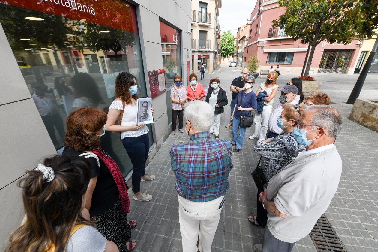Una desena de persones grans participen en la ruta a les “Stolpersteine” de Rubí. FOTO: Ajuntament de Rubí