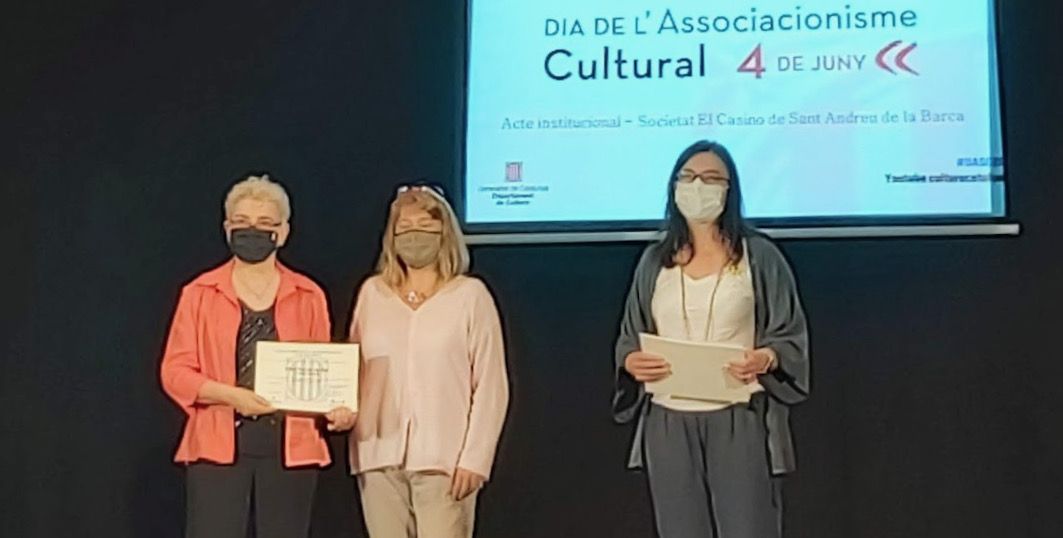 Moment del lliurament del diploma pel centenari del Casal Popular de Rubí. FOTO: Cedida