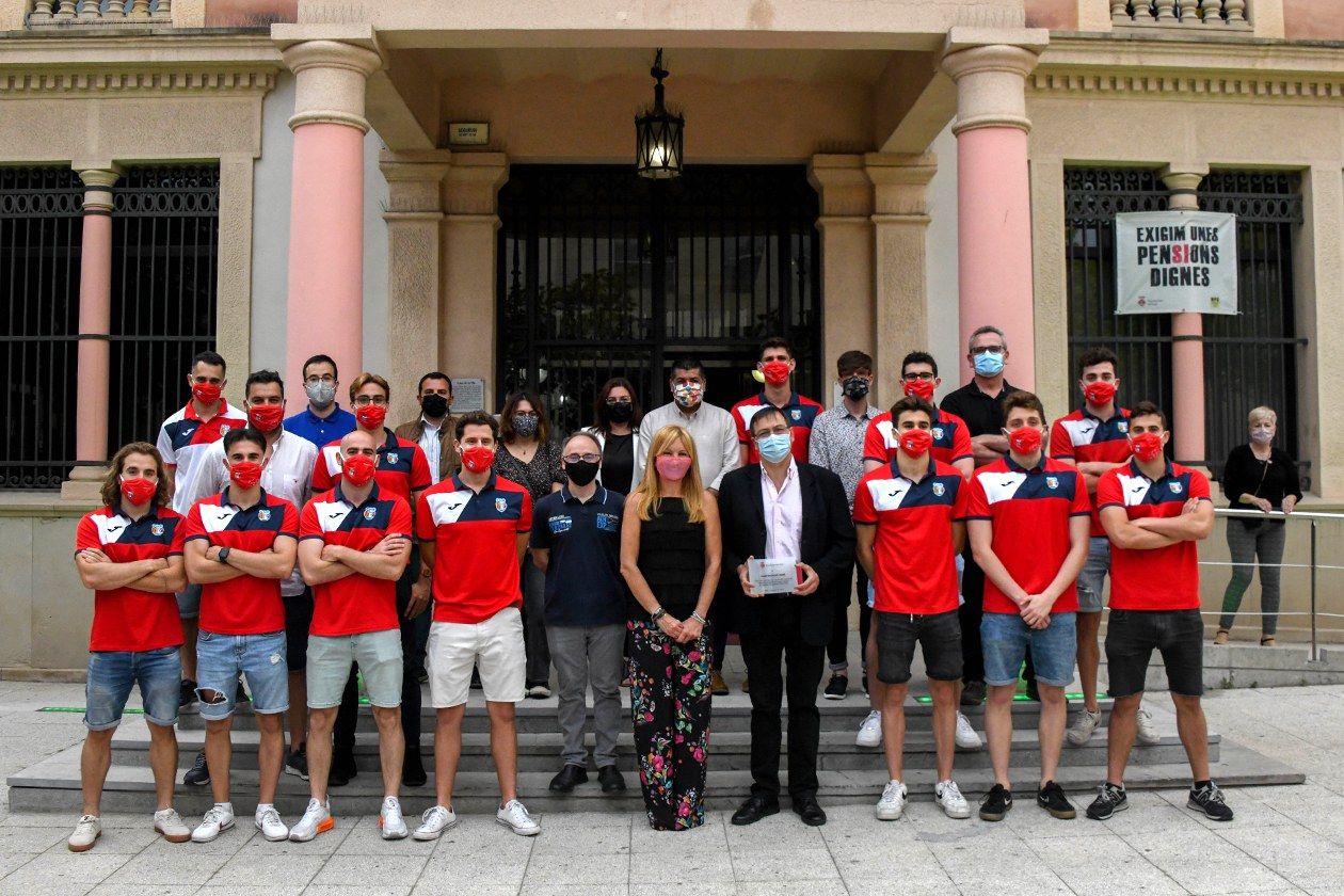 L’equip del CN Rubí amb representants institucionals davant l'Ajuntament de Rubí. FOTO: Ajuntament de Rubí – Localpres