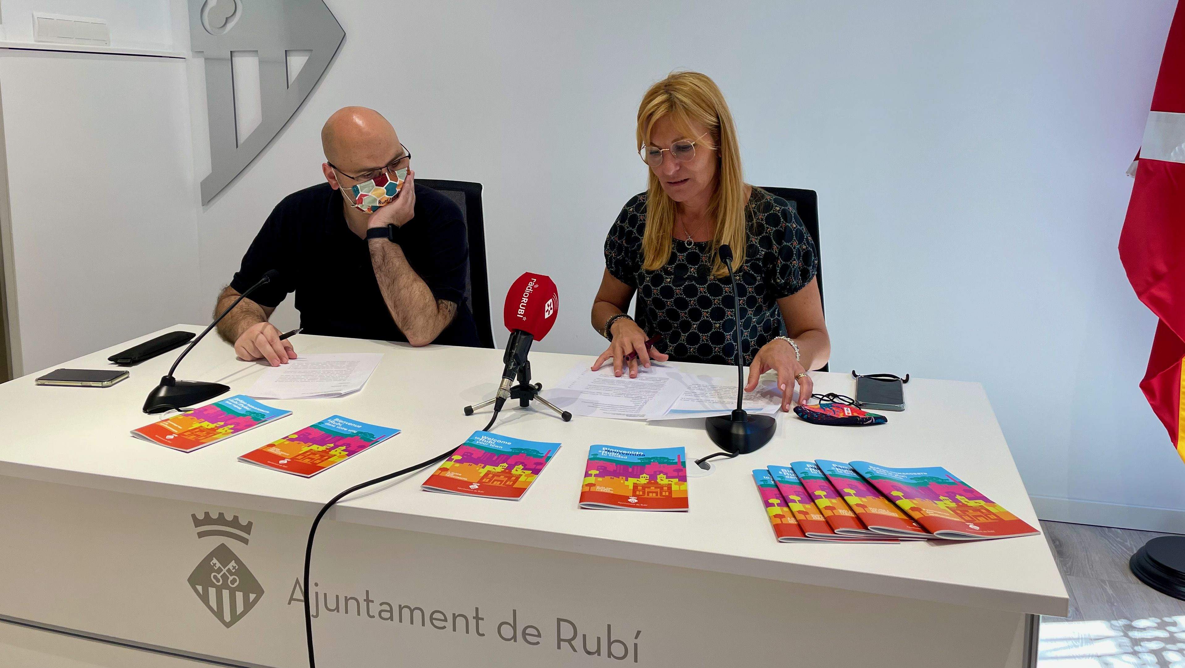 El regidor de Ciutadania, Pau Navarro, i l'alcaldessa de Rubí, Ana María Martínez, durant la presentació de la nova guia d'acollida. FOTO: NHS