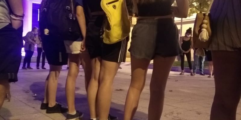 Moment de la concentració contra els feminicidis aquest divendres a la nit. FOTO: Cedida Moment de la concentració contra els feminicidis aquest divendres a la nit. FOTO: Cedida