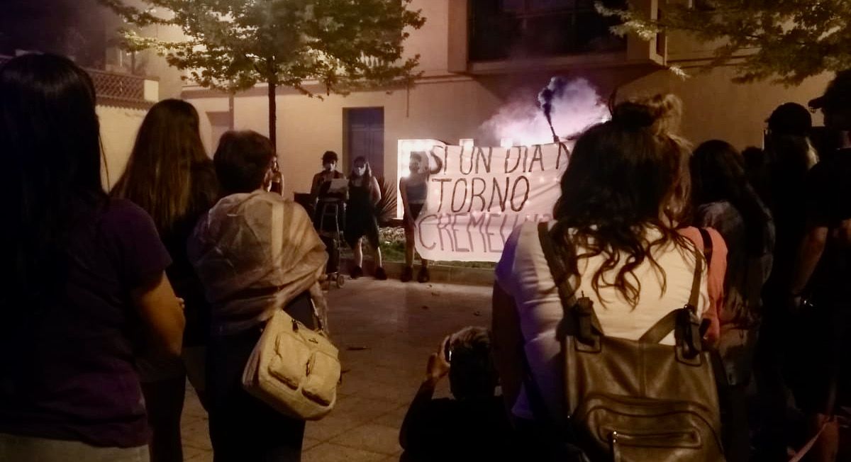 Moment de la concentració contra els feminicidis aquest divendres a la nit. FOTO: Cedida