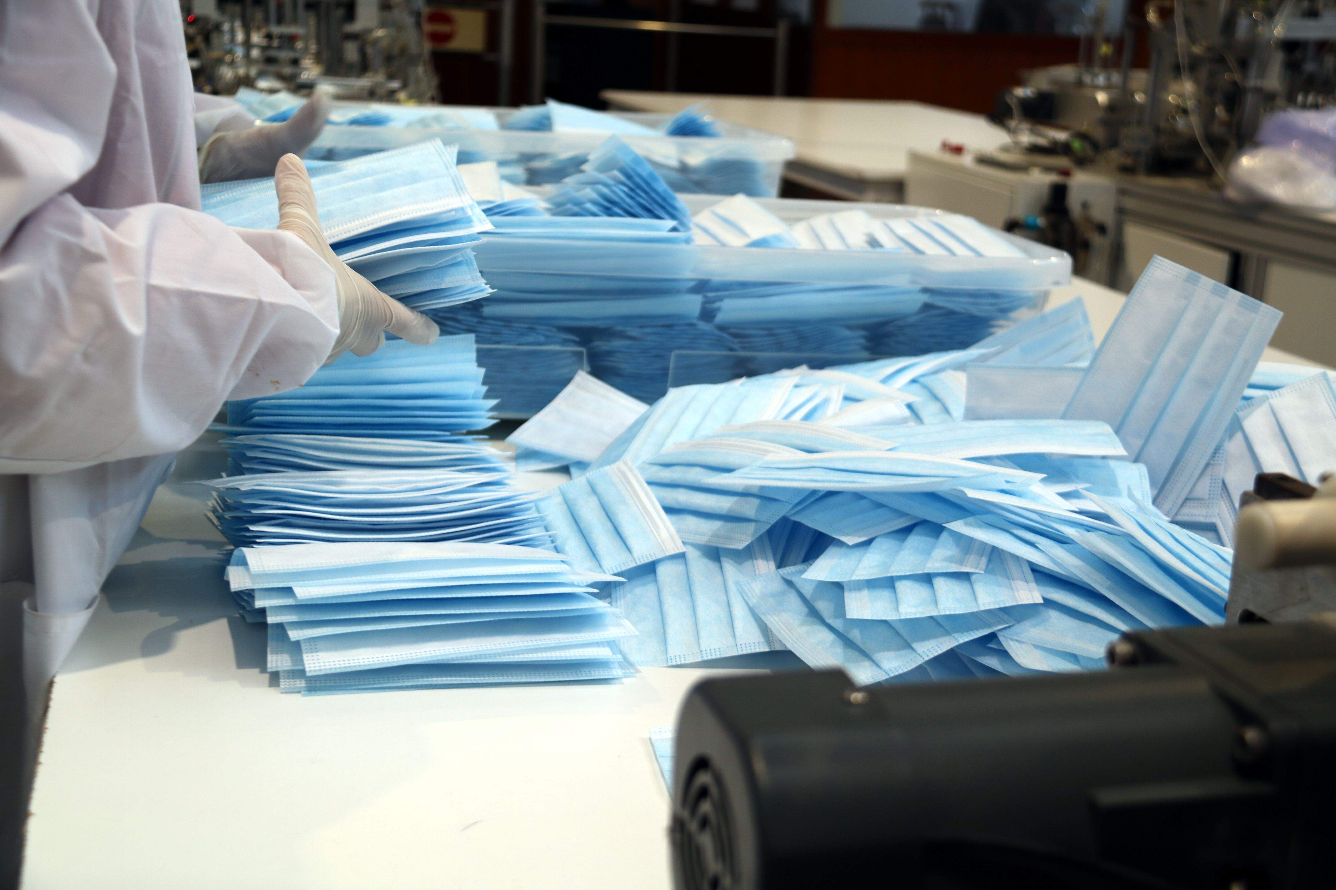 Mascaretes quirúrgiques fabricades a Tortosa. FOTO: Anna Ferràs/ACN 