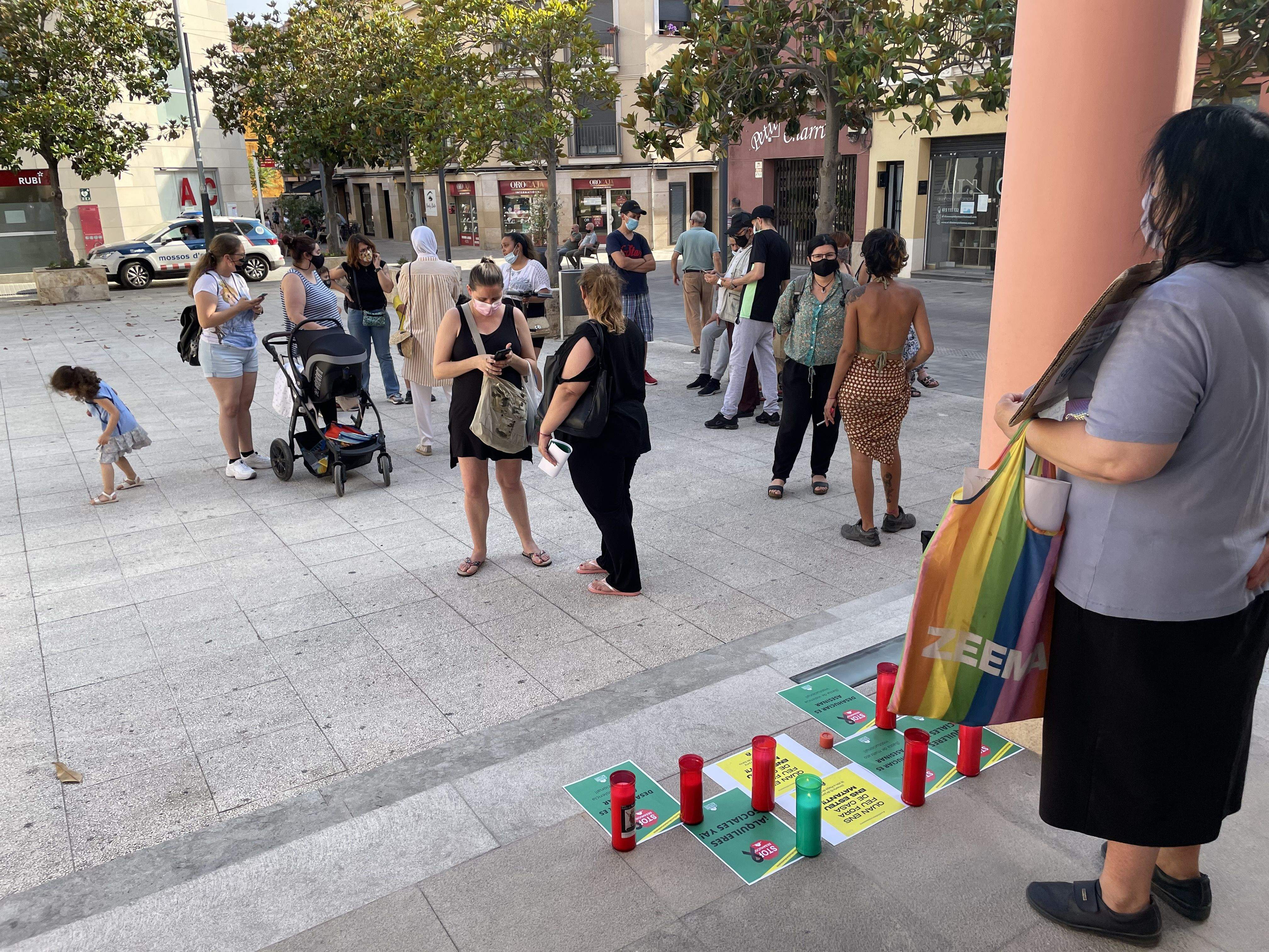 Prop d'una vintena de persones s'han concentrat a Rubí per lamentar el suïcidi d'un veí de Sants i exigir solucions. FOTO: NHS