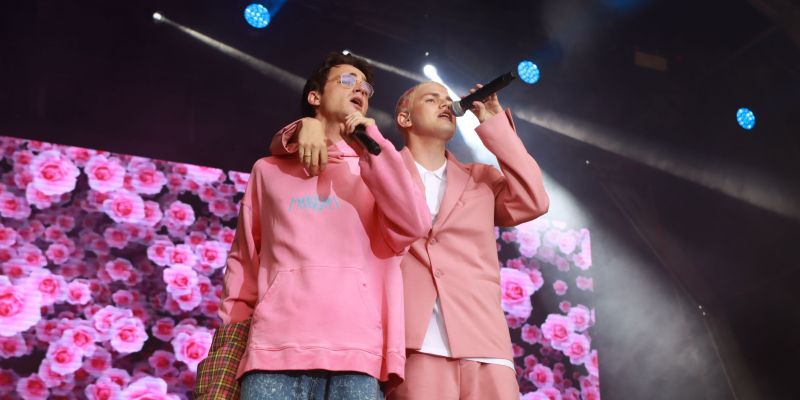 Marc Seguí cantant 'Tiroteo' amb 'Pol Granch. FOTO: Josep Llamas