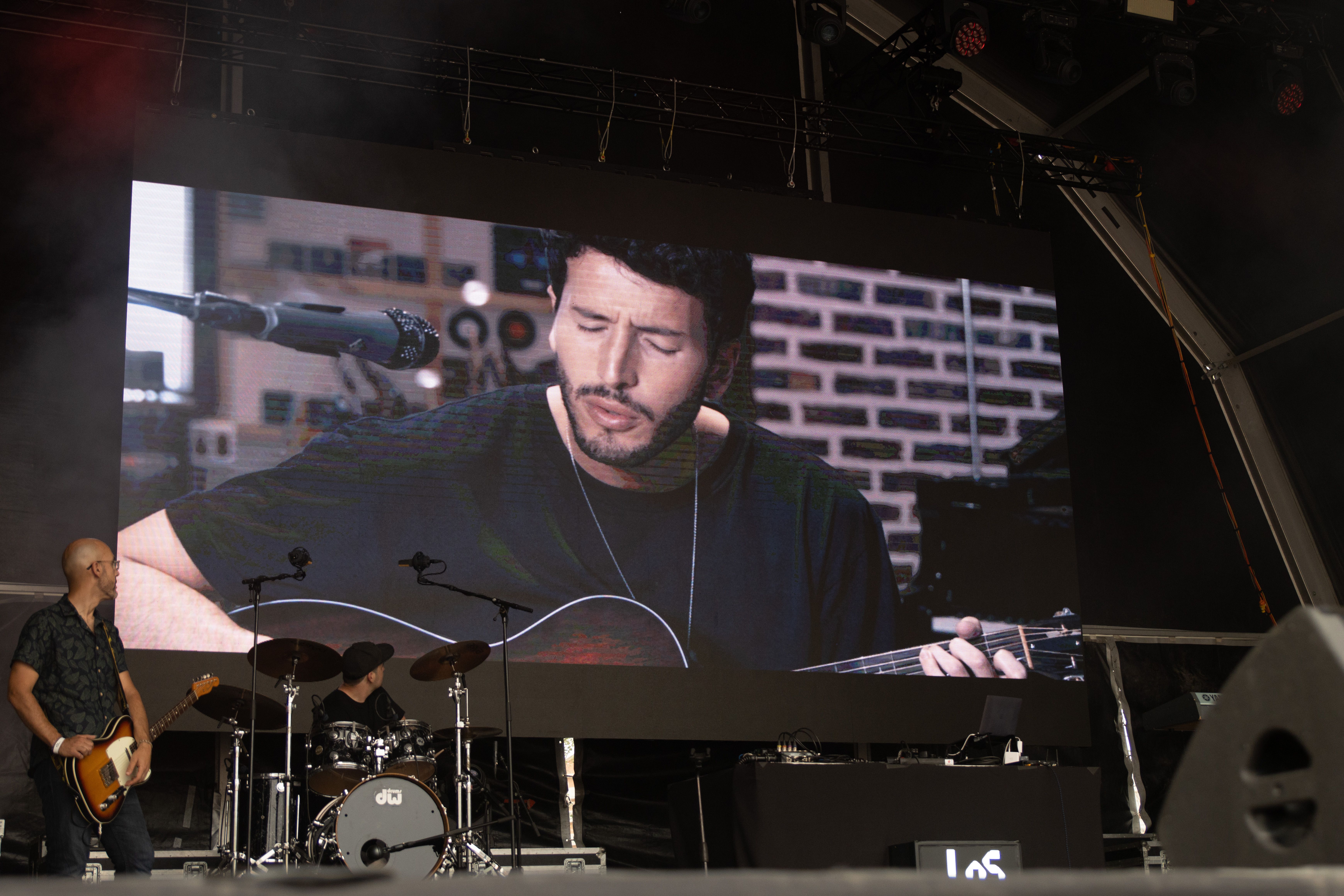 Sebastián Yatra durant el vídeo-actuació a Els 40 Primavera Pop a Rubí. FOTO: Josep Llamas