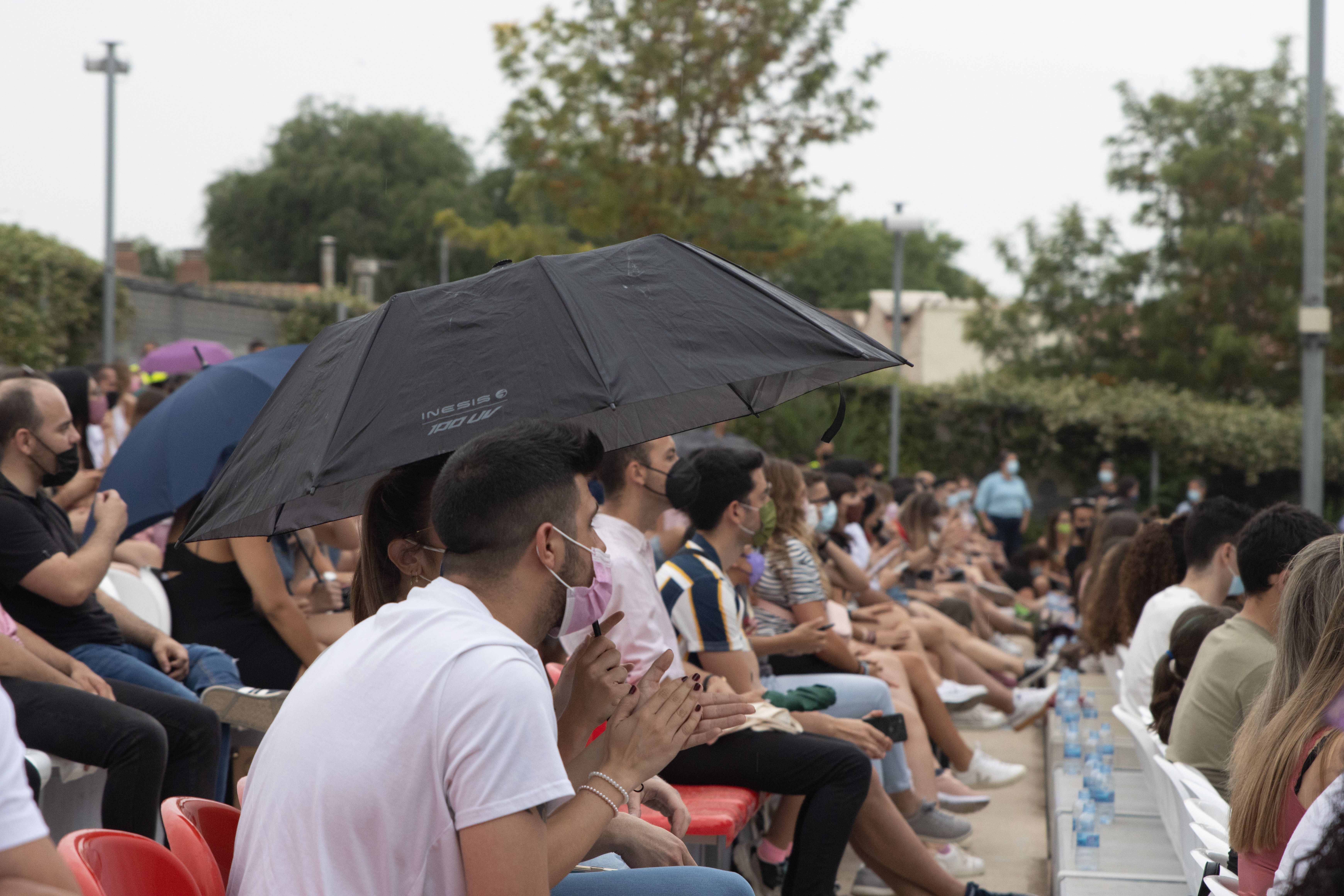 La pluja fa acte de presència durant uns minuts a Els 40 Primavera Pop a Rubí. FOTO: Josep Llamas