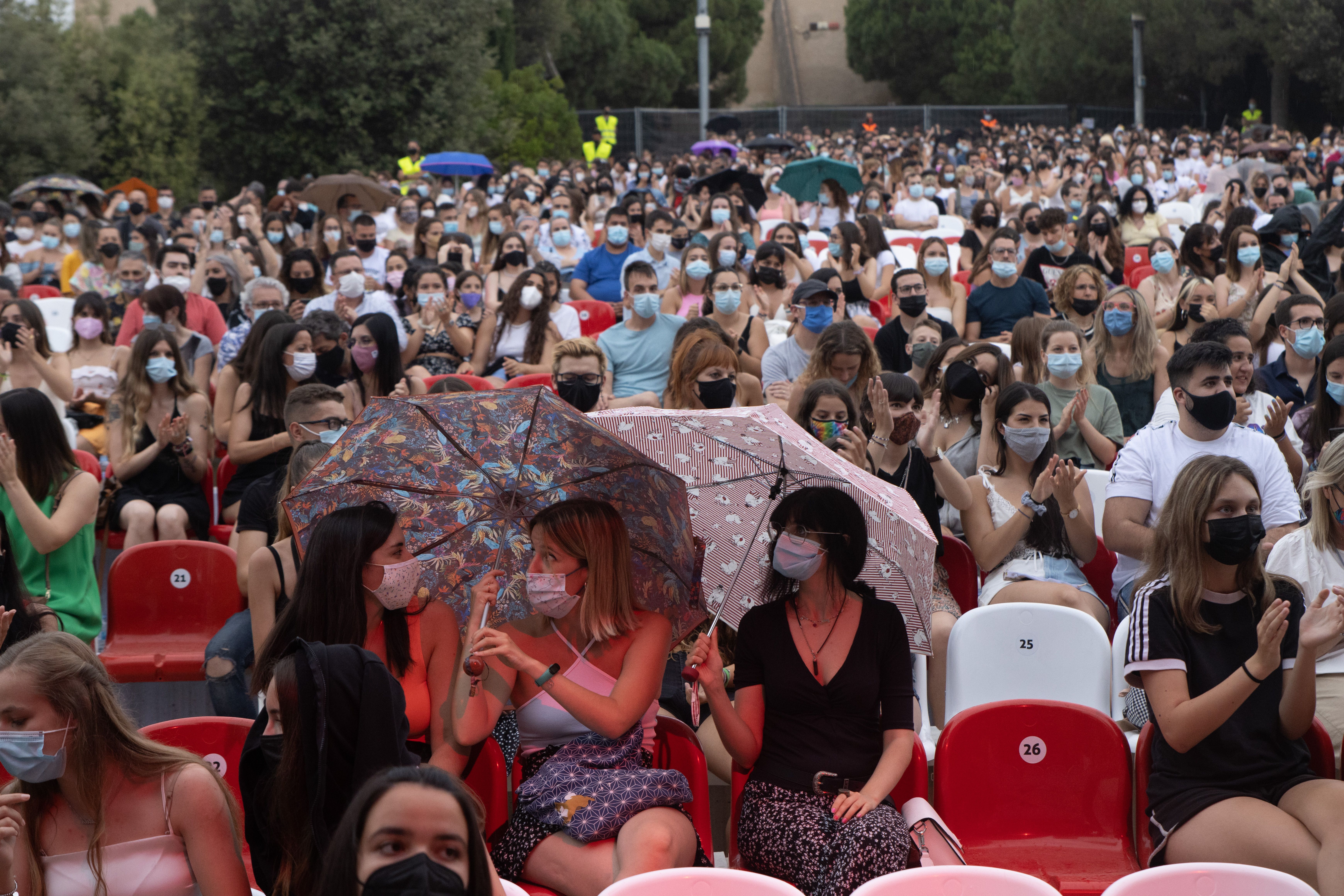 La pluja fa acte de presència durant uns minuts a Els 40 Primavera Pop a Rubí. FOTO: Josep Llamas