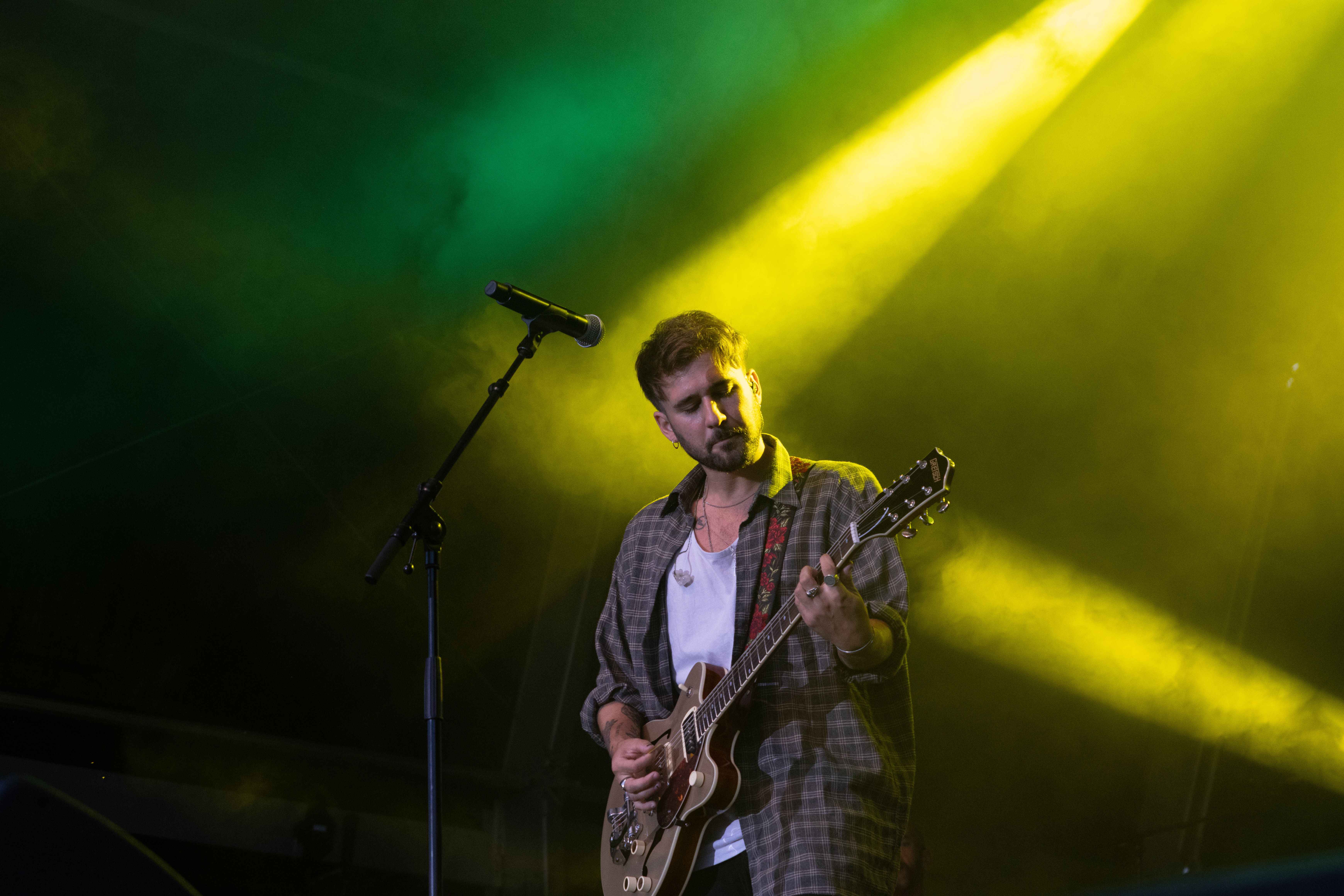 Dani Fernández durant l'actuació a Els 40 Primavera Pop a Rubí. FOTO: Josep Llamas