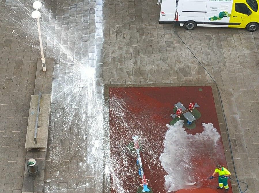 Una discussió a Les Torres deixa la plaça Constitució tacada de pintura. FOTO: Cedida