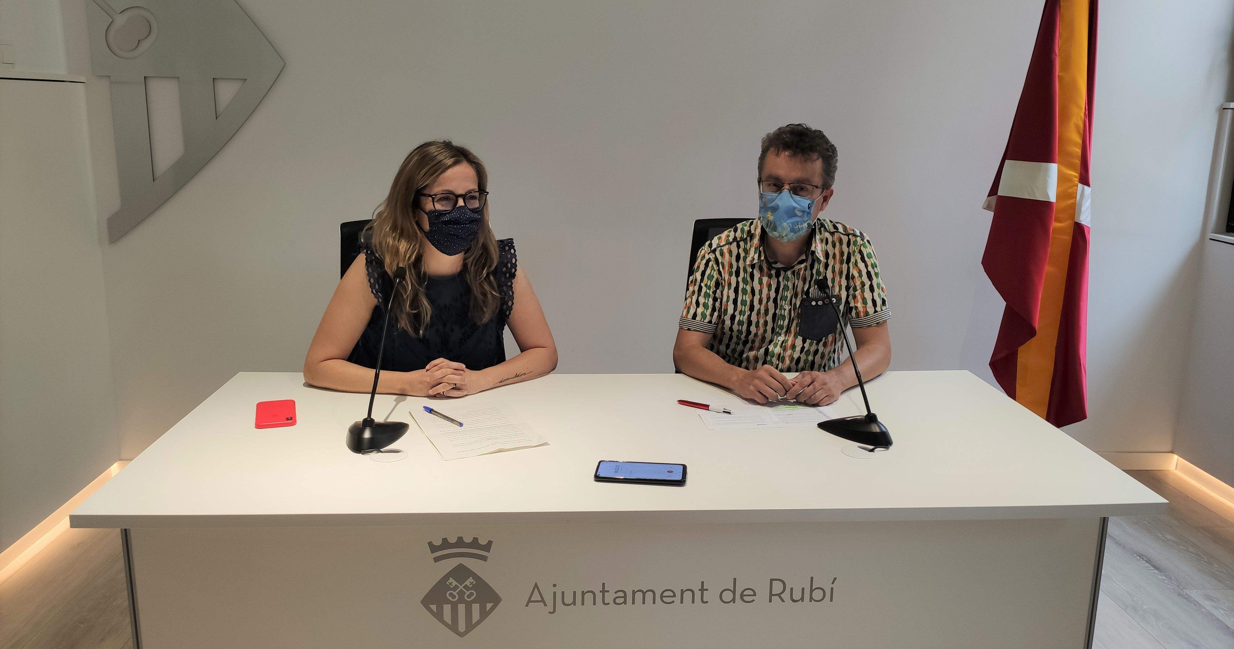 La regidora d'Igualtat, Yolanda Ferrer (PSC) i el regidor de Medi Ambient, Andrés Medrano (ECP), durant la presentació de la moció per protegir els animals de les víctimes de violència masclista. FOTO: NHS