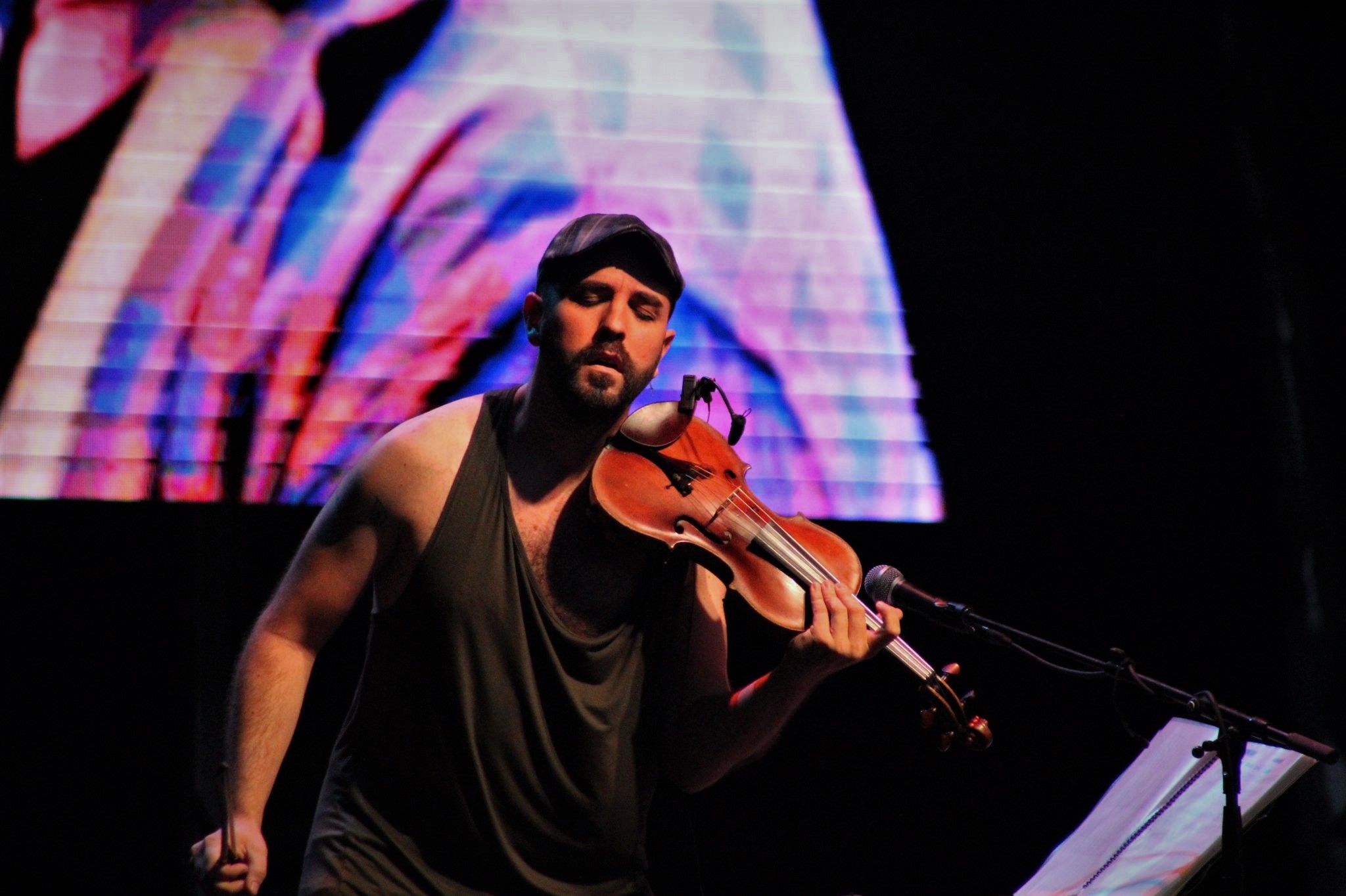 Marino Sáiz durant el concert d'Andrés Suárez al parc del Castell de Rubí. FOTO: Andrea Martínez 