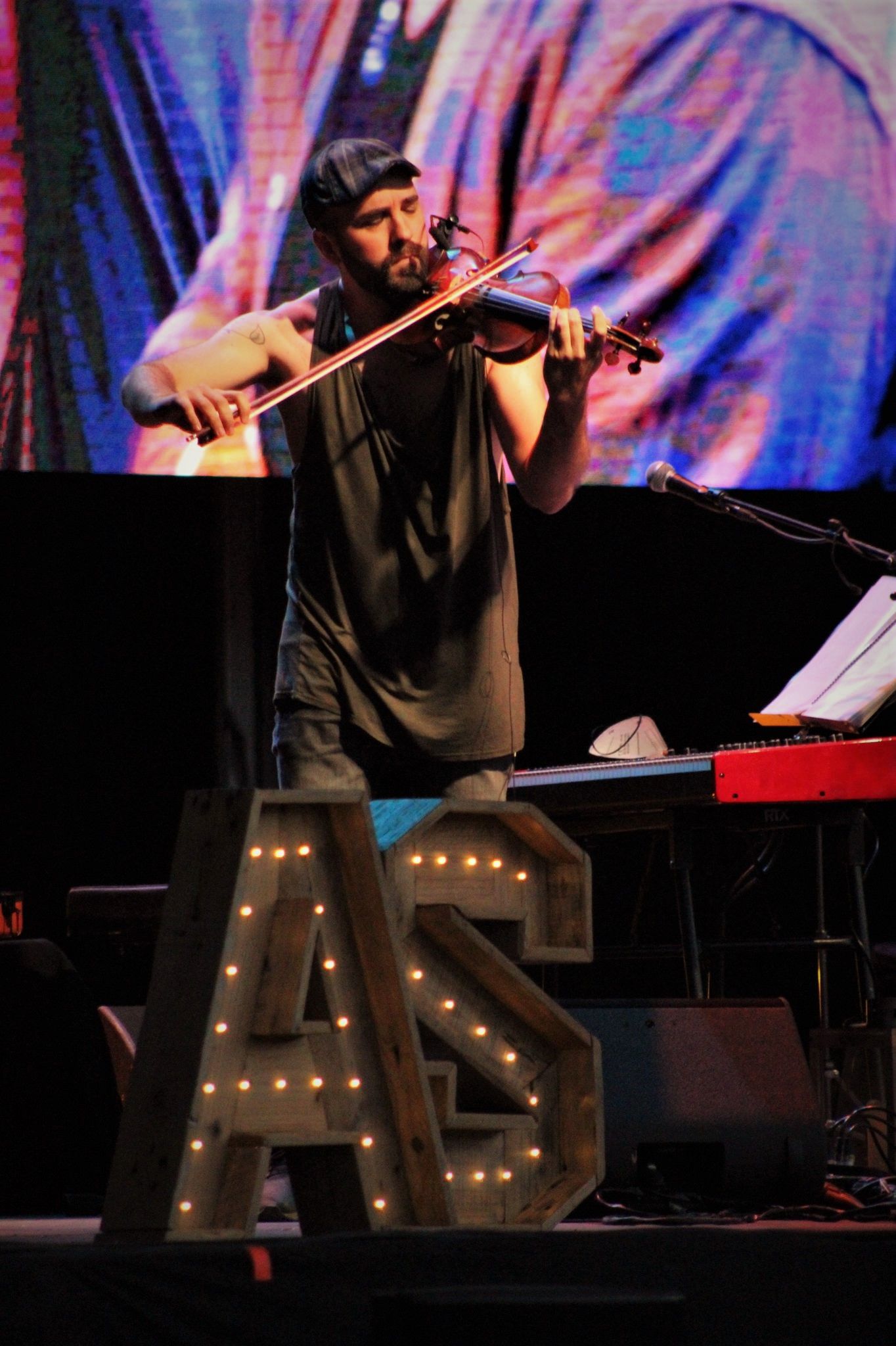 Marino Sáiz durant el concert d'Andrés Suárez al parc del Castell de Rubí. FOTO: Andrea Martínez 