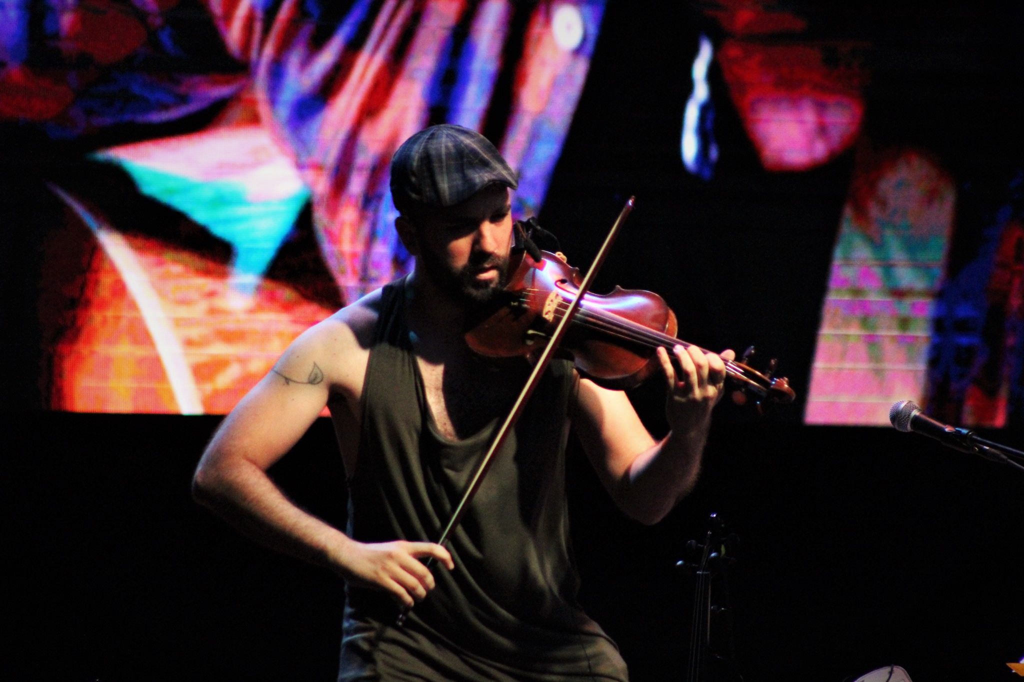 Marino Sáiz durant el concert d'Andrés Suárez al parc del Castell de Rubí. FOTO: Andrea Martínez 