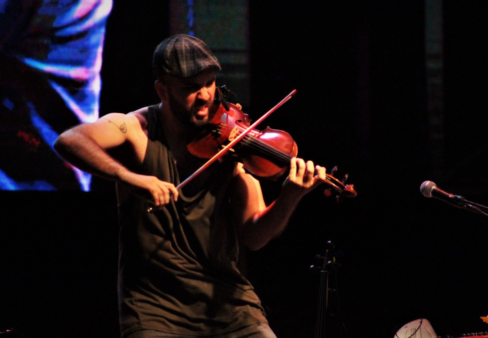 Marino Sáiz durant el concert d'Andrés Suárez al parc del Castell de Rubí. FOTO: Andrea Martínez 