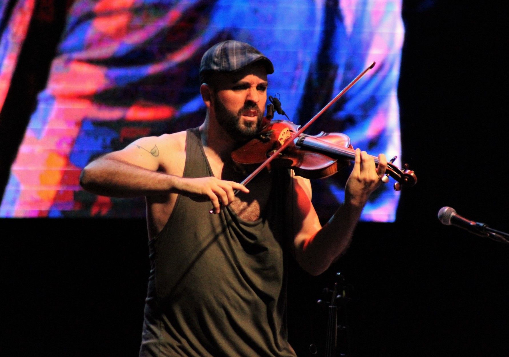 Marino Sáiz durant el concert d'Andrés Suárez al parc del Castell de Rubí. FOTO: Andrea Martínez 