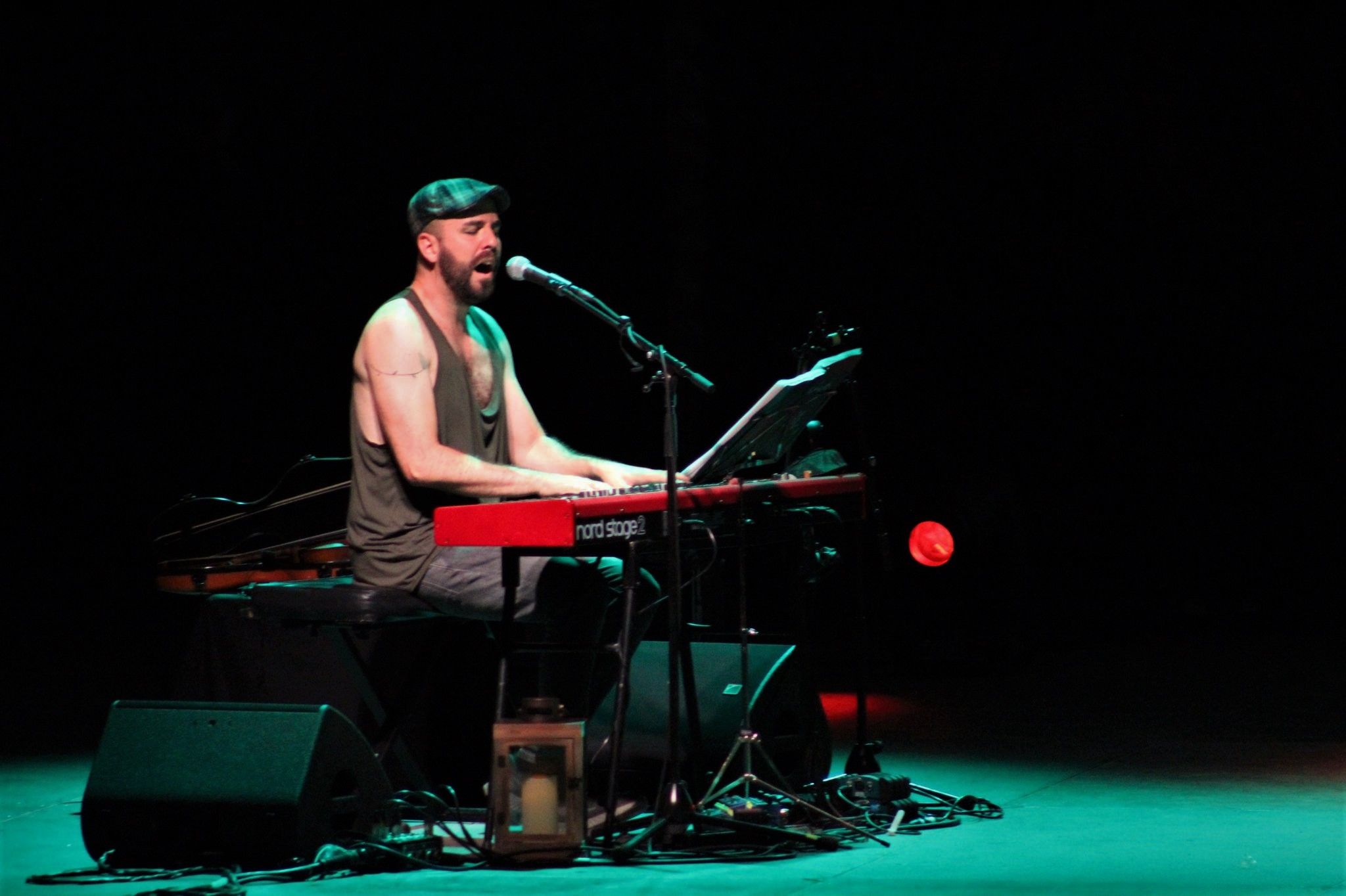 Marino Sáiz durant el concert d'Andrés Suárez al parc del Castell de Rubí. FOTO: Andrea Martínez 